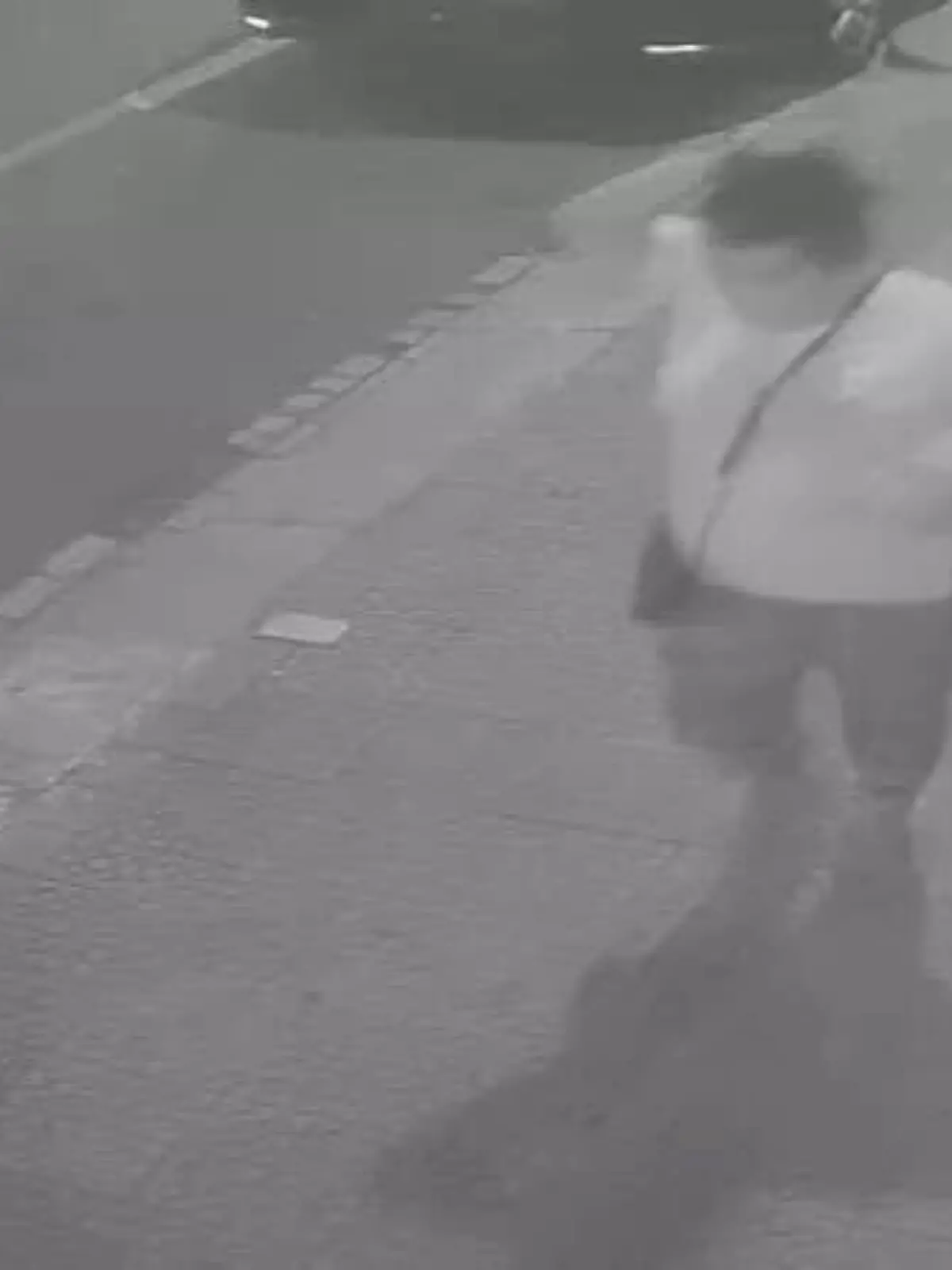 Die Verdächtige hält das Baby auf dem Arm.