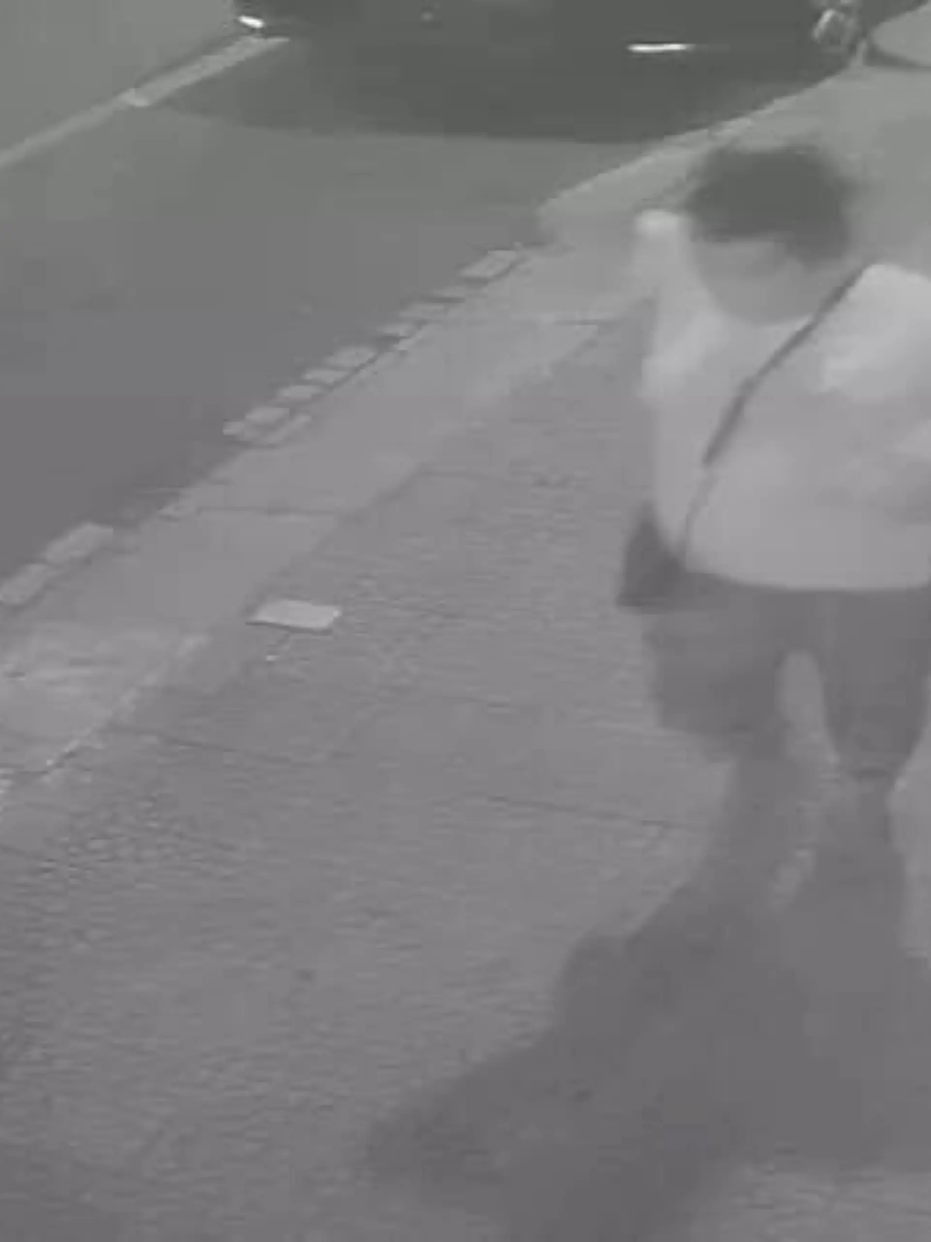 Die Verdächtige hält das Baby auf dem Arm.