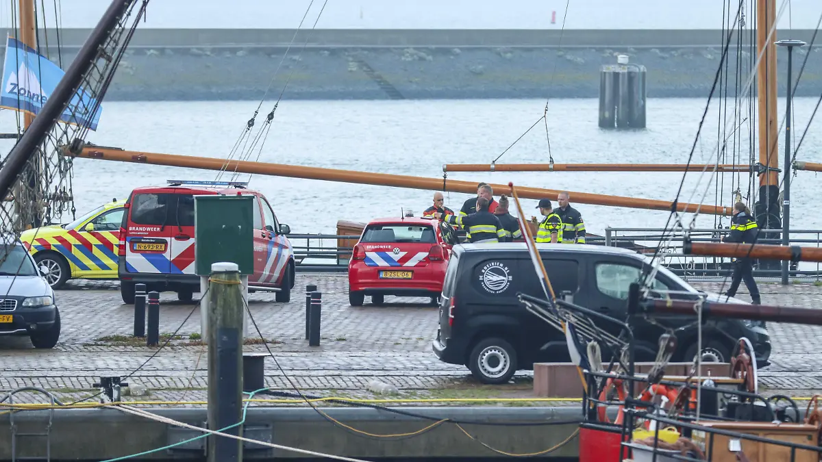 2022-10-21 08:26:36 HARLINGEN - Notdienste im Hafen von Harlingen. Die Rettungsdienste suchen nach der Kollision zwischen einem Schnellboot und einem Wassertaxi zwischen Terschelling und Vlieland nach vermissten Personen. ANP ANTON FRISEURE