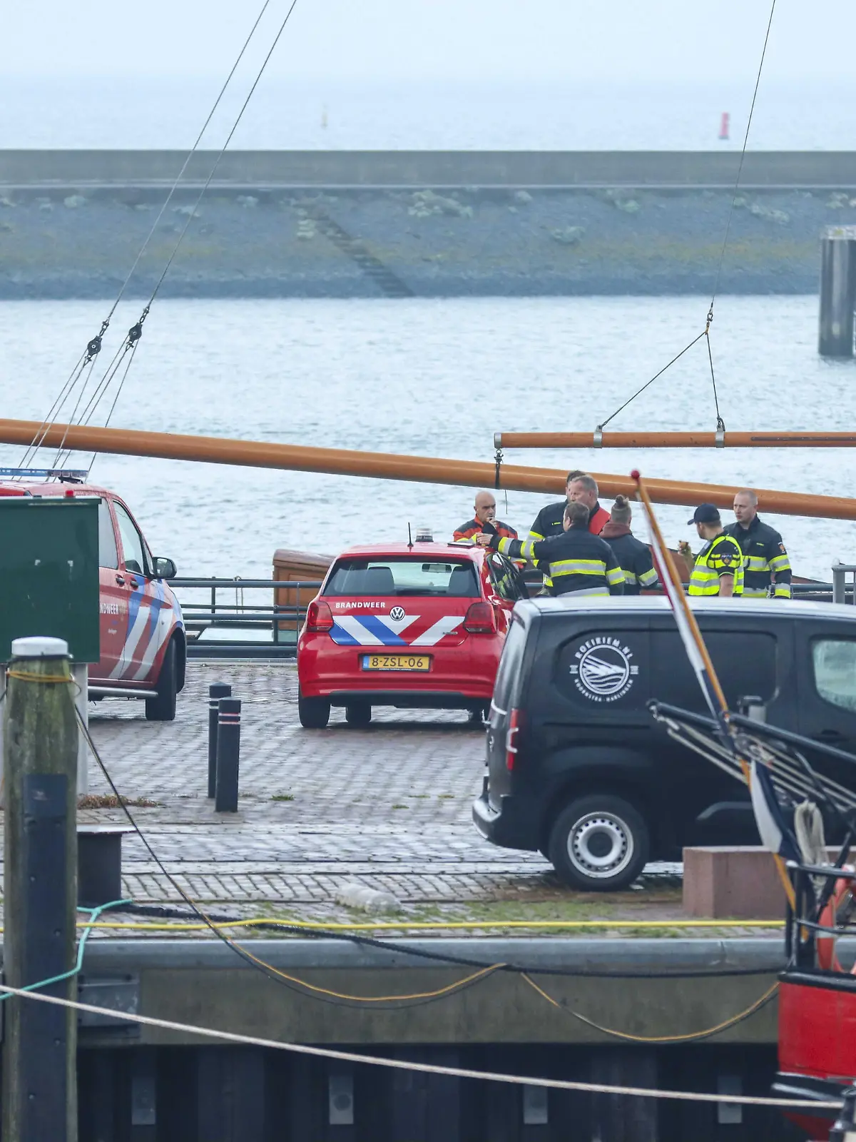 2022-10-21 08:26:36 HARLINGEN - Notdienste im Hafen von Harlingen. Die Rettungsdienste suchen nach der Kollision zwischen einem Schnellboot und einem Wassertaxi zwischen Terschelling und Vlieland nach vermissten Personen. ANP ANTON FRISEURE
