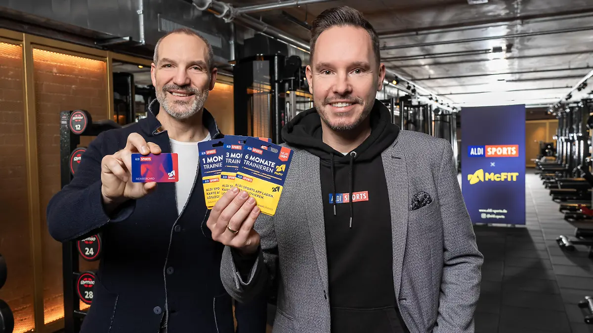 McFit-Chef Hagen Wingertszahn und Aldi-Manager Kai Schmidhuber stellen die neuen Aldi-McFit-Pakete vor.