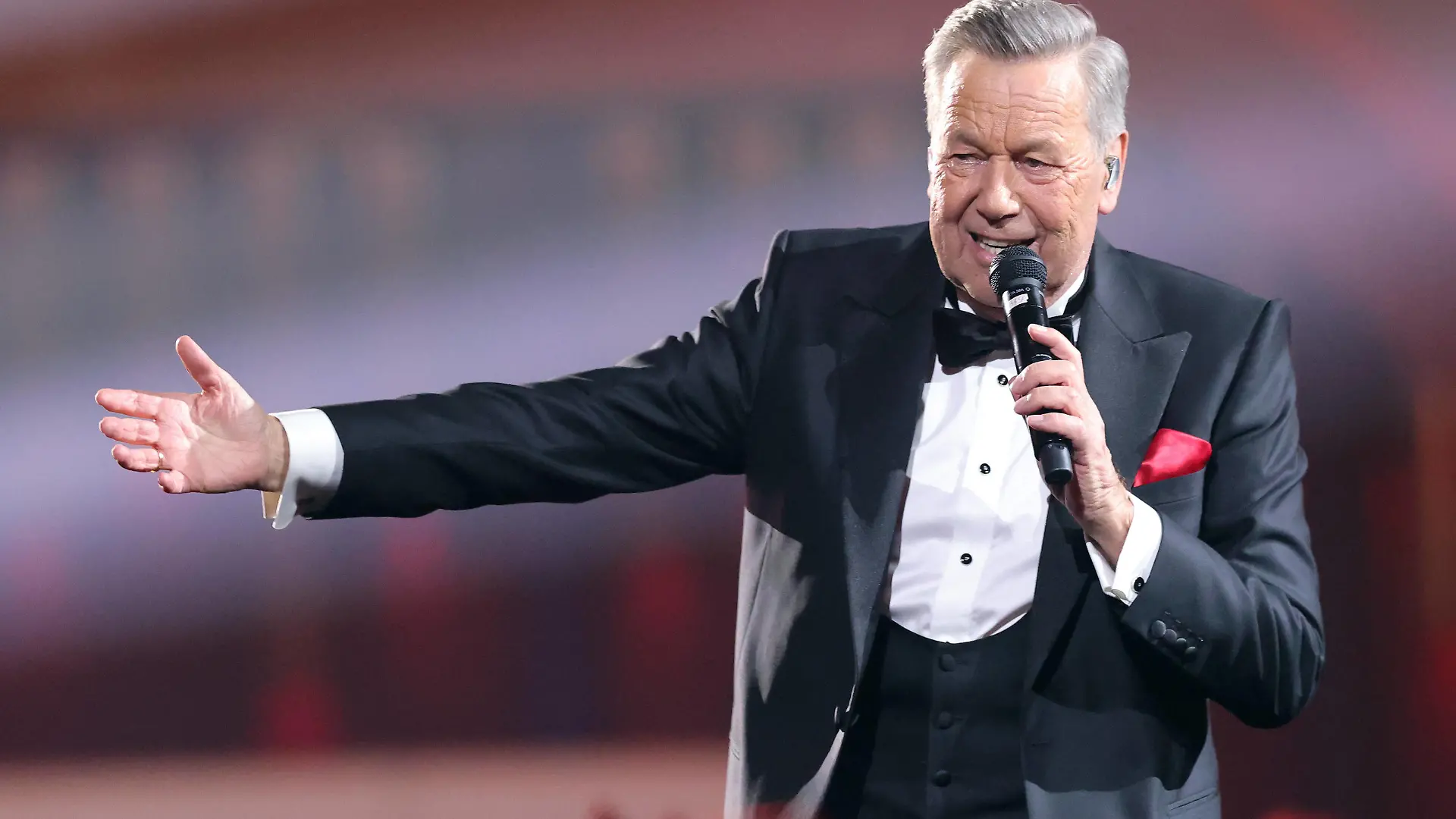 Giovanni Zarrella präsentiert: 50 Jahre Roland Kaiser Roland Kaiser. Samstags-Show Giovanni Zarrella präsentiert: 50 Jahre Roland Kaiser. TV-Aufzeichnung vom 16.12.2023 in der Baden-Arena, Messe Offenburg-Ortenau. Baden-Württemberg, Deutschland. Ausstrahlung der Sendung am 24.02.2024 im ZDF. *** Giovanni Zarrella presents 50 years of Roland Kaiser Roland Kaiser Saturday show Giovanni Zarrella presents 50 years of Roland Kaiser TV recording from 16 12 2023 in the Baden Arena, Messe Offenburg Ortenau Baden Württemberg, Germany Broadcast of the program on 24 02 2024 on ZDF