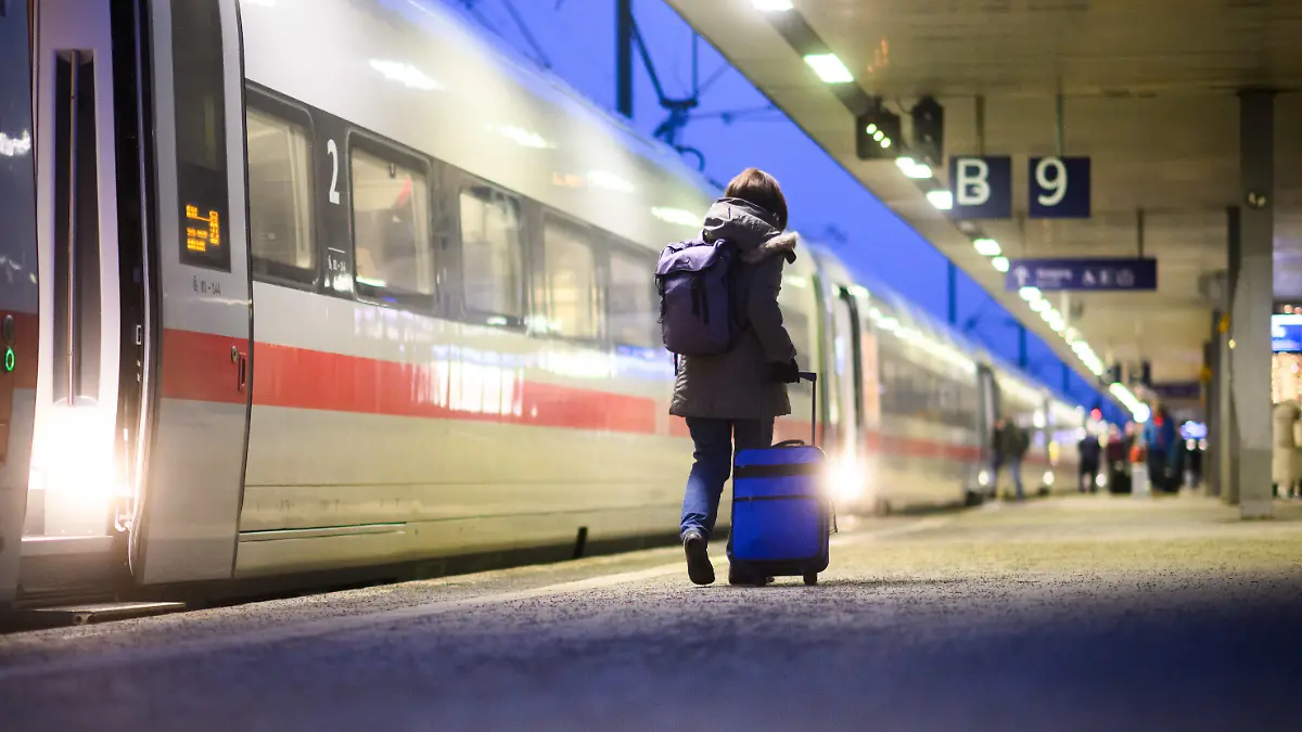 08.12.2023, Niedersachsen, Hannover: Eine Frau geht mit einem Koffer neben einem ICE im Hauptbahnhof Hannover. Die Gewerkschaft Deutscher Lokomotivführer (GDL) hatte zu einem weiteren, 24-stündigen Warnstreik bei der Deutschen Bahn AG aufgerufen. Foto: Julian Stratenschulte/dpa +++ dpa-Bildfunk +++
