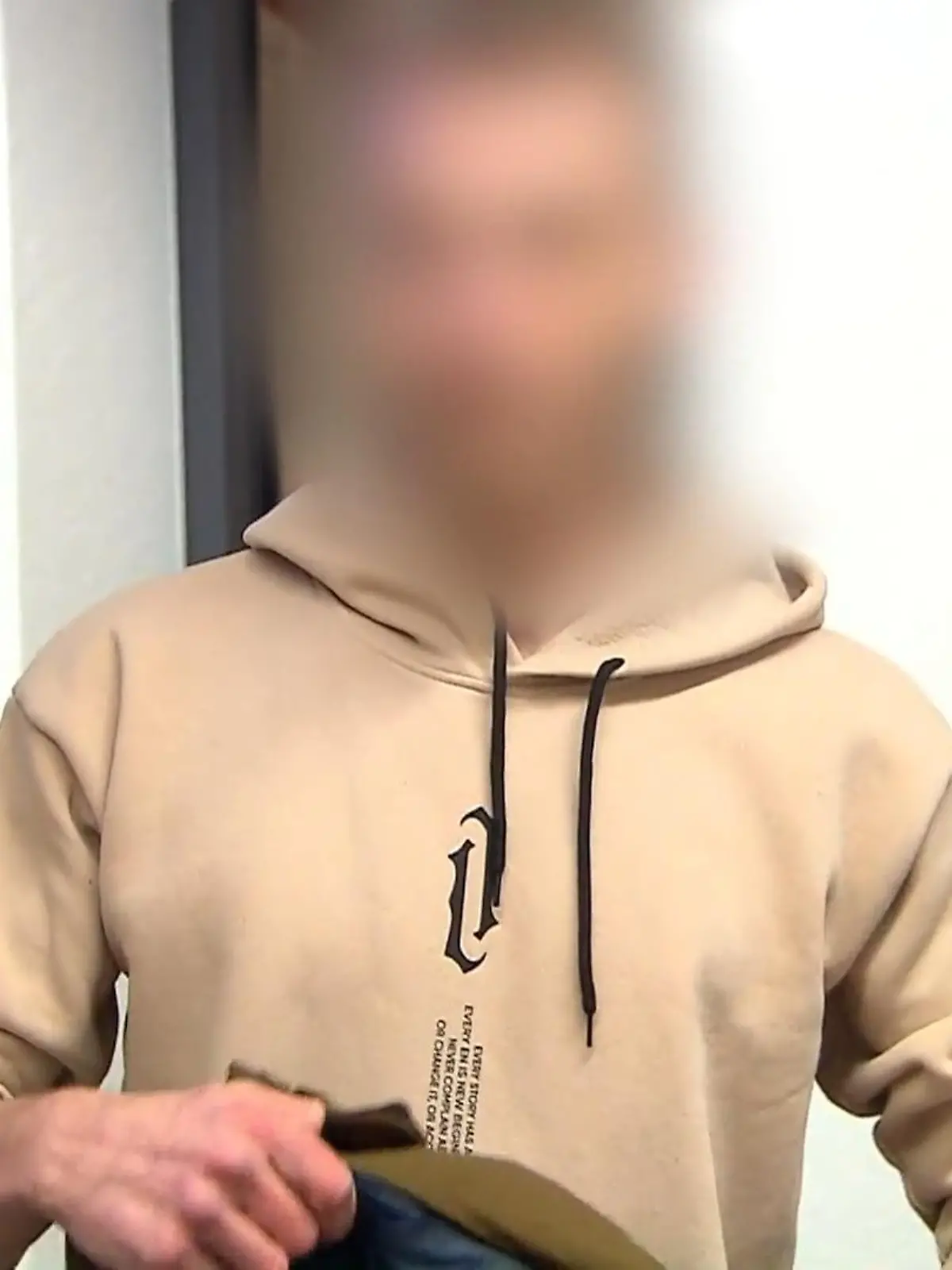 Weil er den Akku seines Privatautos an einer Firmensteckdose aufgeladen hat, hat ein Hotelfachmann seinen Job in einer Jugendherberge verloren. Er bekommt nun nach einem Prozess aber eine Abfindung. Sein Arbeitgeber hatte ihm fristlos gekündigt.