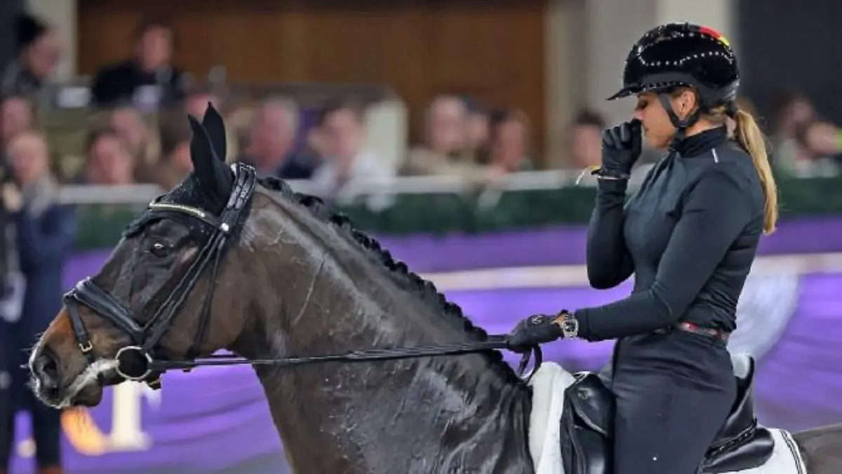 Verabschiedung aus dem Showtime FRH, das Erfolgspferd von Dorothee Schneider GER, Emotionen, 50. Internationales Festhallen Reitturnier Frankfurt, 50. IFRF, Reitturnier, , 16.12.2023, - *** Farewell from the sport Showtime FRH, the successful horse of Dorothee Schneider GER , Emotions, 50 International Festhalle Riding Tournament Frankfurt, 50 IFRF, Riding Tournament, , 16 12 2023,
