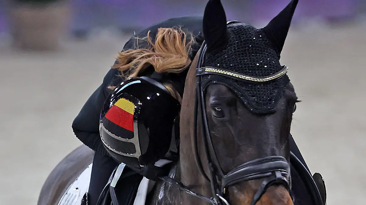 Verabschiedung aus dem Showtime FRH, das Erfolgspferd von Dorothee Schneider GER, Emotionen, 50. Internationales Festhallen Reitturnier Frankfurt, 50. IFRF, Reitturnier, , 16.12.2023, - *** Farewell from the sport Showtime FRH, the successful horse of Dorothee Schneider GER , Emotions, 50 International Festhalle Riding Tournament Frankfurt, 50 IFRF, Riding Tournament, , 16 12 2023,