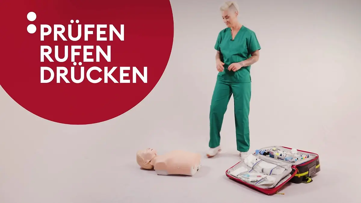 Dr. Carola Holzner zeigt die Herzdruckmassage Jeder kann Leben retten!