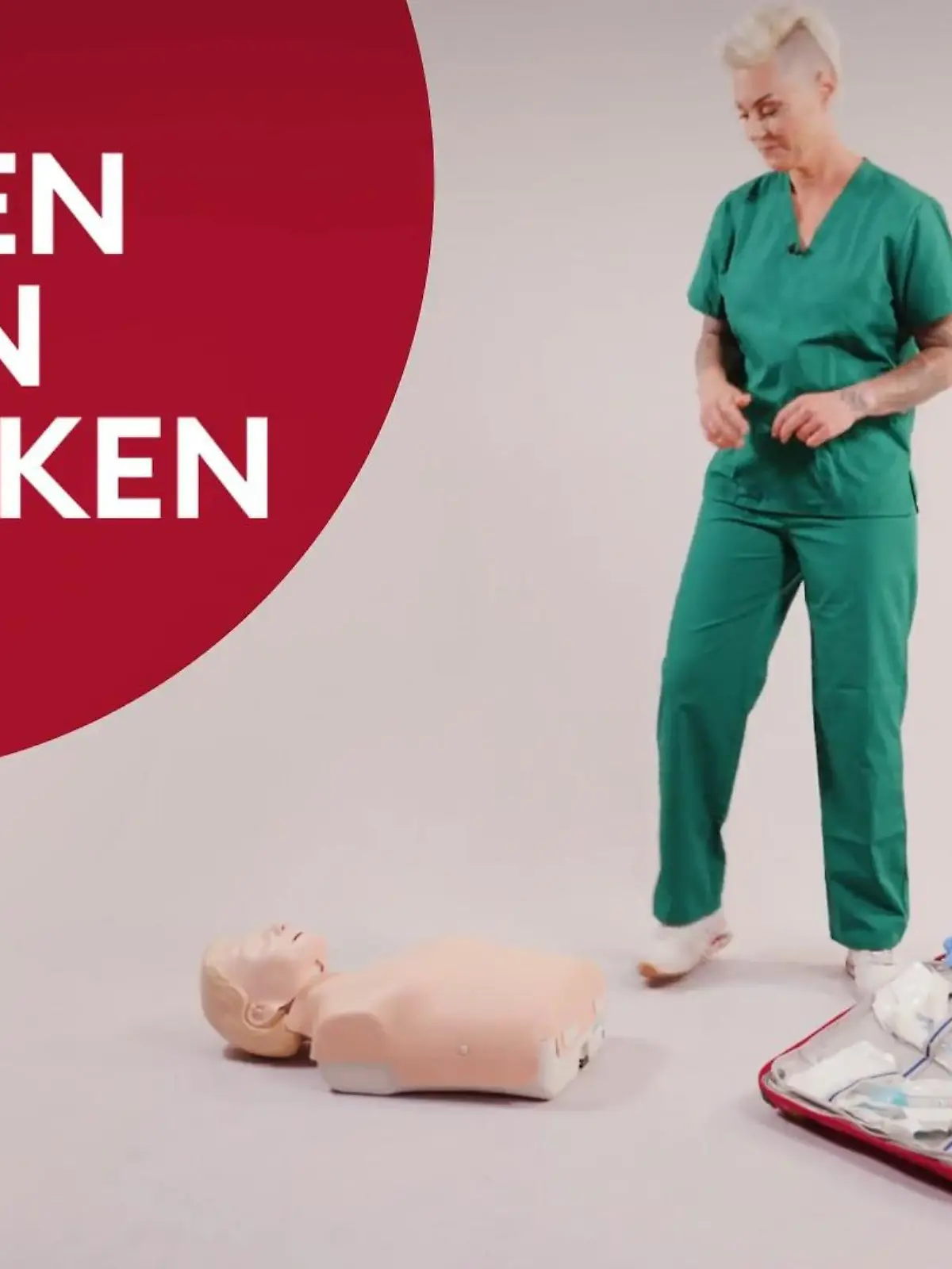 Bild zu: "Dr. Carola Holzner zeigt die Herzdruckmassage"
