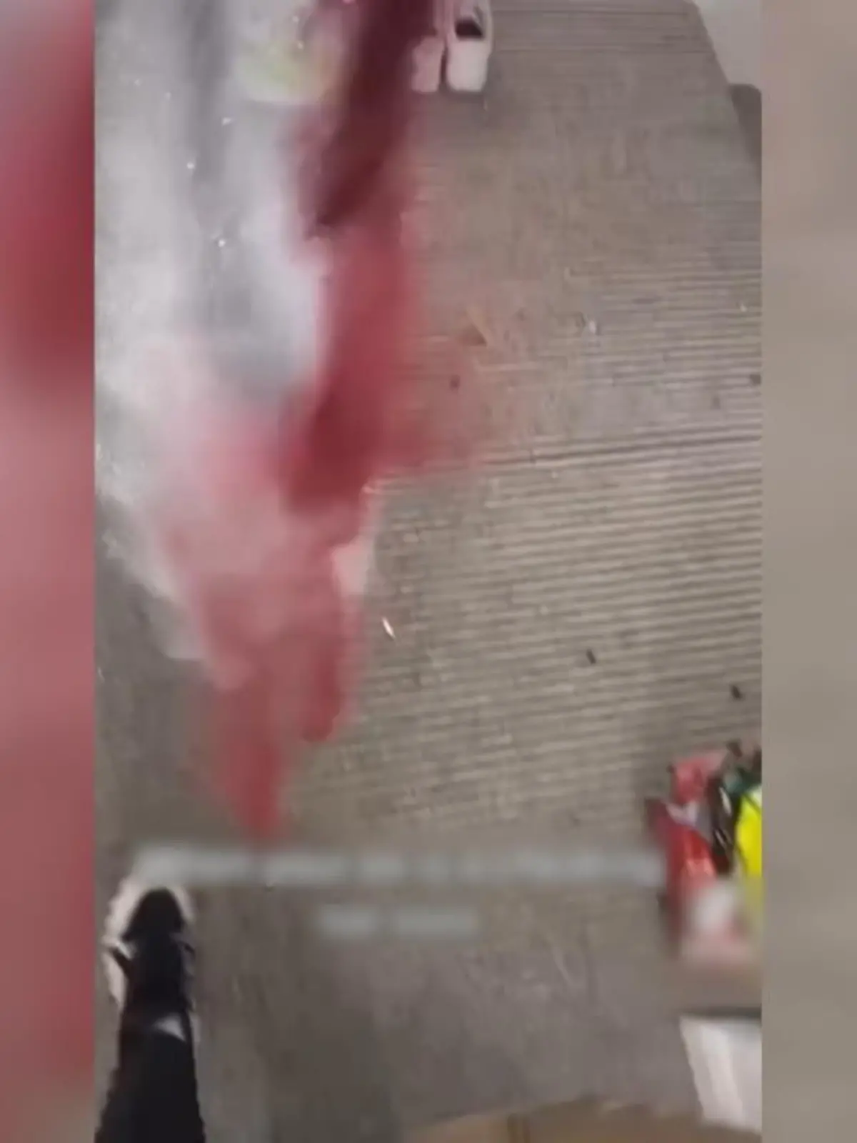 Was hier so farbenfroh aussieht, ist eine fiese Rache-Aktion. Nicole Walker aus Manchester hat herausgefunden, dass sie ihre Freundin betrügt. Daraufhin hat sie kurzerhand die ganze Wohnung mit feinsten Glitzerpartikeln eingestaubt.