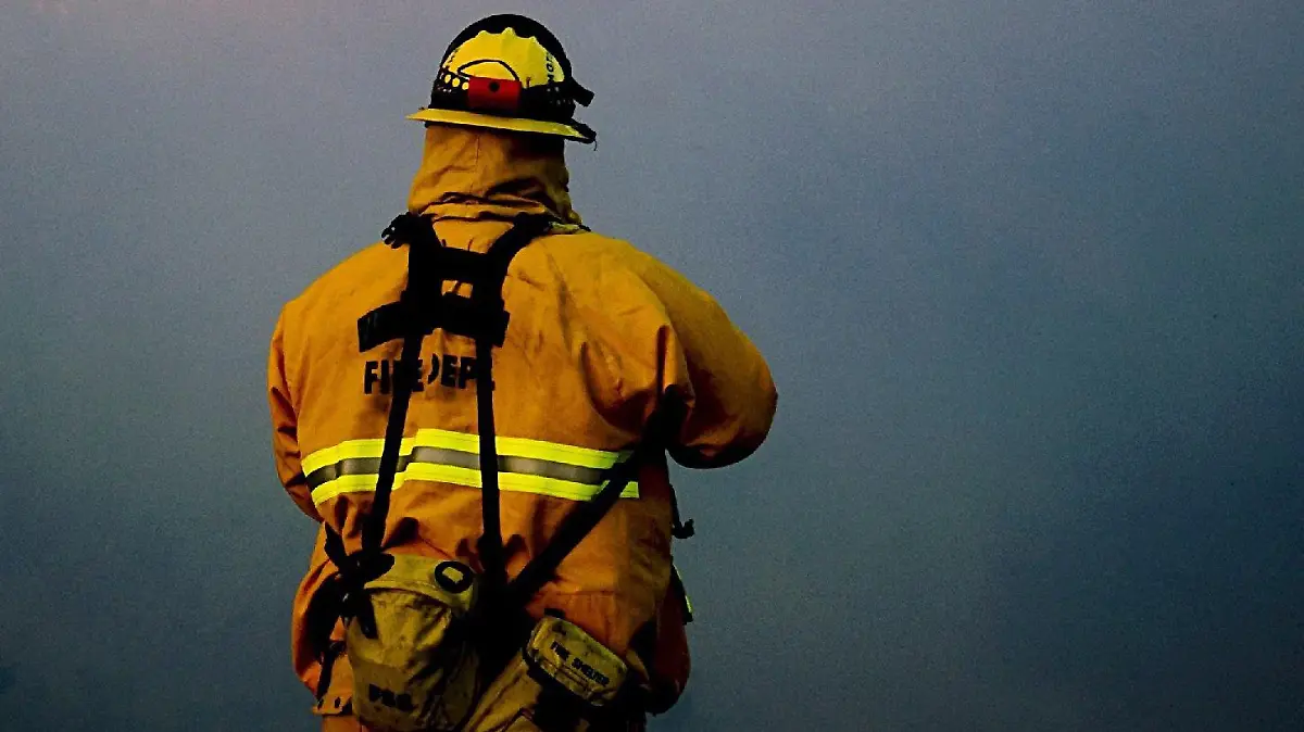 Fire crews work to contain a wildfire that broke out overnight in Sylmar California, USA, 15 November 2008. The blaze started last night and has burned over 165 homes. EPA/MICHAL CZERWONKA +++(c) dpa - Bildfunk+++