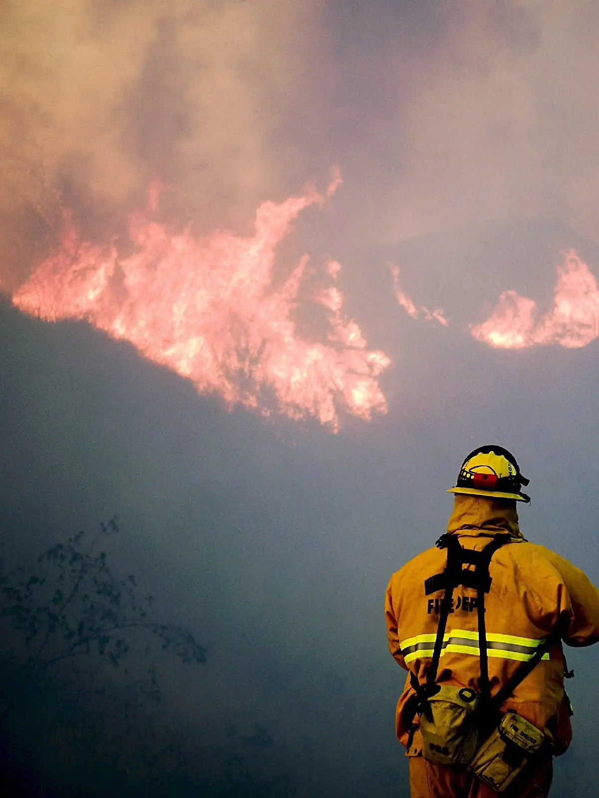 Fire crews work to contain a wildfire that broke out overnight in Sylmar California, USA, 15 November 2008. The blaze started last night and has burned over 165 homes. EPA/MICHAL CZERWONKA +++(c) dpa - Bildfunk+++