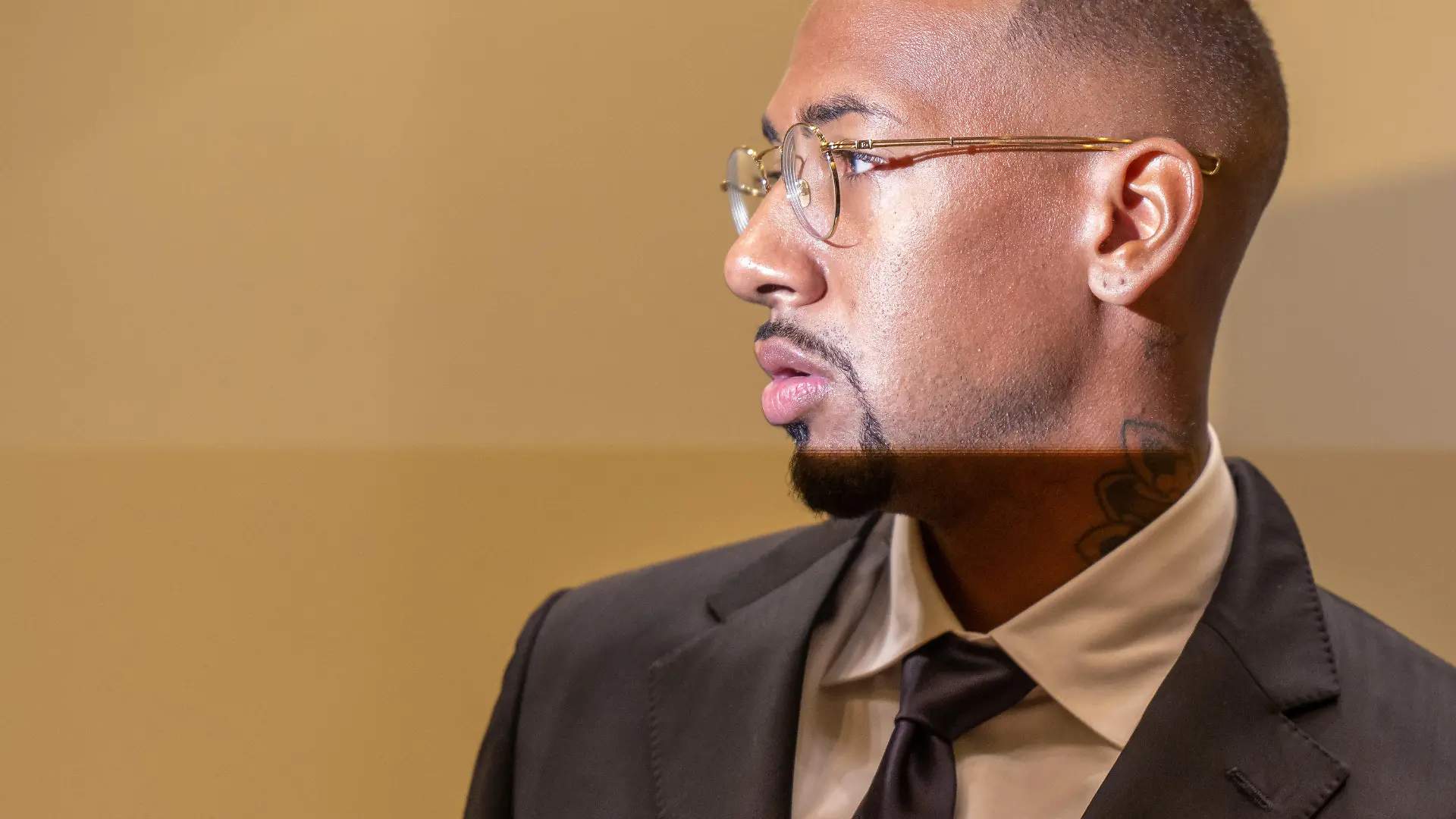 21.10.2022, Bayern, München: Der Fußball-Profi und ehemalige Nationalspieler Jerome Boateng steht zu Beginn der Fortsetzung im Berufungsprozess im Gerichtssaal des Landgericht München I. Boateng ist angeklagt, seine Ex-Freundin 2018 in einem gemeinsamen Karibik-Urlaub geschlagen zu haben. Er wurde deshalb im vergangenen Jahr zu einer Geldstrafe von 1,8 Millionen Euro verurteilt. Gegen diese Entscheidung des Amtsgerichts München legten er, die Staatsanwaltschaft und seine Ex-Freundin als Nebenklägerin Berufung ein. Foto: Peter Kneffel/dpa +++ dpa-Bildfunk +++