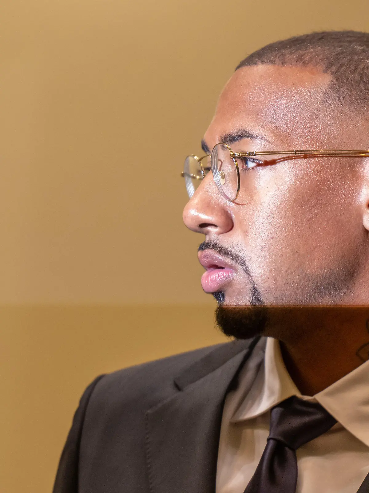 21.10.2022, Bayern, München: Der Fußball-Profi und ehemalige Nationalspieler Jerome Boateng steht zu Beginn der Fortsetzung im Berufungsprozess im Gerichtssaal des Landgericht München I. Boateng ist angeklagt, seine Ex-Freundin 2018 in einem gemeinsamen Karibik-Urlaub geschlagen zu haben. Er wurde deshalb im vergangenen Jahr zu einer Geldstrafe von 1,8 Millionen Euro verurteilt. Gegen diese Entscheidung des Amtsgerichts München legten er, die Staatsanwaltschaft und seine Ex-Freundin als Nebenklägerin Berufung ein. Foto: Peter Kneffel/dpa +++ dpa-Bildfunk +++