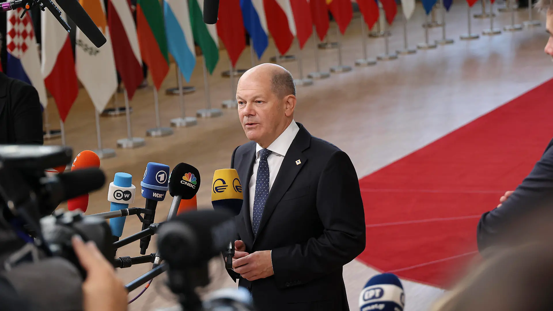 Olaf Scholz At The European Council Meeting In Brussels Olaf Scholz Federal Chancellor of Germany arriving at the EU summit, walking next to the European flags, flag of Europe and talks to the media while is answering questions to the press and journalists. Meeting of the EU leaders summit. The European Council in Brussels, Belgium on October 20, 2022 Brussels Belgium PUBLICATIONxNOTxINxFRA Copyright: xNicolasxEconomoux originalFilename: 1016873524st.jpg