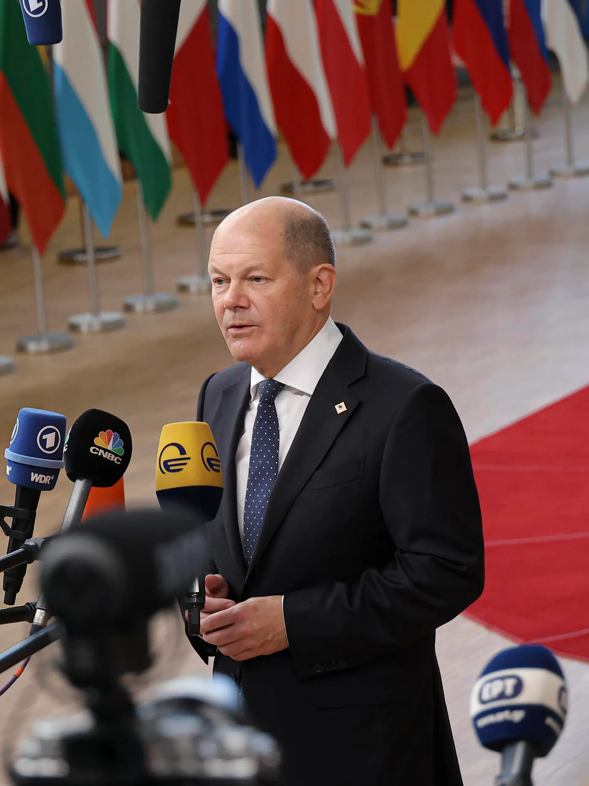 Olaf Scholz At The European Council Meeting In Brussels Olaf Scholz Federal Chancellor of Germany arriving at the EU summit, walking next to the European flags, flag of Europe and talks to the media while is answering questions to the press and journalists. Meeting of the EU leaders summit. The European Council in Brussels, Belgium on October 20, 2022 Brussels Belgium PUBLICATIONxNOTxINxFRA Copyright: xNicolasxEconomoux originalFilename: 1016873524st.jpg 
