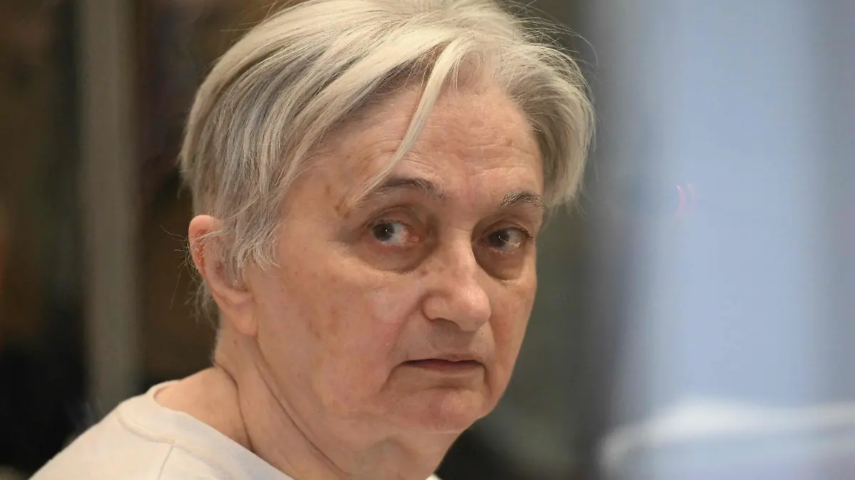 28.11.2023, Frankreich, Nanterre: Die Ex-Frau des Serienmörders Michel Fourniret, sitzt im Gerichtssaal des Landgerichts in Nanterre. In Frankreich wird am Dienstag das Urteil gegen die Ex-Frau des Serienmörders Michel Fourniret erwartet, die ihre Beteiligung am Verschwinden und Tod von zwei Frauen und einem Mädchen eingeräumt hat. Foto: Miguel Medina/AFP/dpa +++ dpa-Bildfunk +++