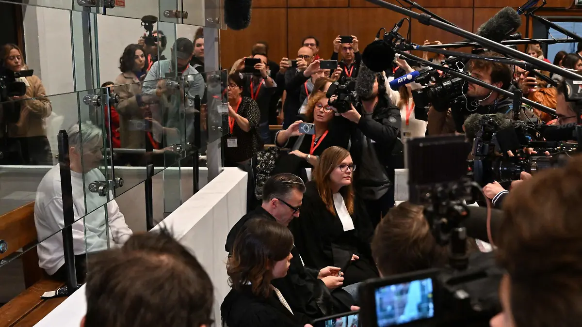 28.11.2023, Frankreich, Nanterre: Die Ex-Frau des Serienmörders Michel Fourniret (l) sitzt im Gerichtssaal des Landgerichts in Nanterre. In Frankreich wird am Dienstag das Urteil gegen die Ex-Frau des Serienmörders Michel Fourniret erwartet, die ihre Beteiligung am Verschwinden und Tod von zwei Frauen und einem Mädchen eingeräumt hat. Foto: Miguel Medina/AFP/dpa +++ dpa-Bildfunk +++