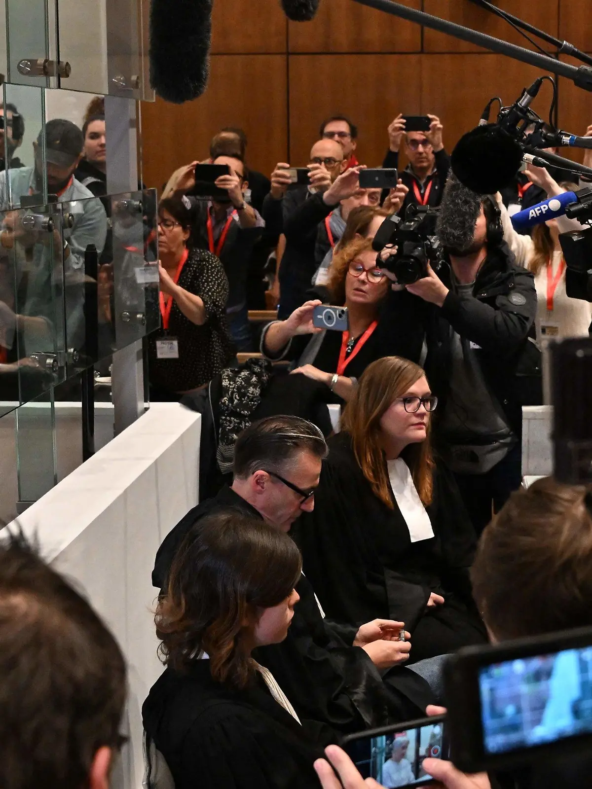 28.11.2023, Frankreich, Nanterre: Die Ex-Frau des Serienmörders Michel Fourniret (l) sitzt im Gerichtssaal des Landgerichts in Nanterre. In Frankreich wird am Dienstag das Urteil gegen die Ex-Frau des Serienmörders Michel Fourniret erwartet, die ihre Beteiligung am Verschwinden und Tod von zwei Frauen und einem Mädchen eingeräumt hat. Foto: Miguel Medina/AFP/dpa +++ dpa-Bildfunk +++