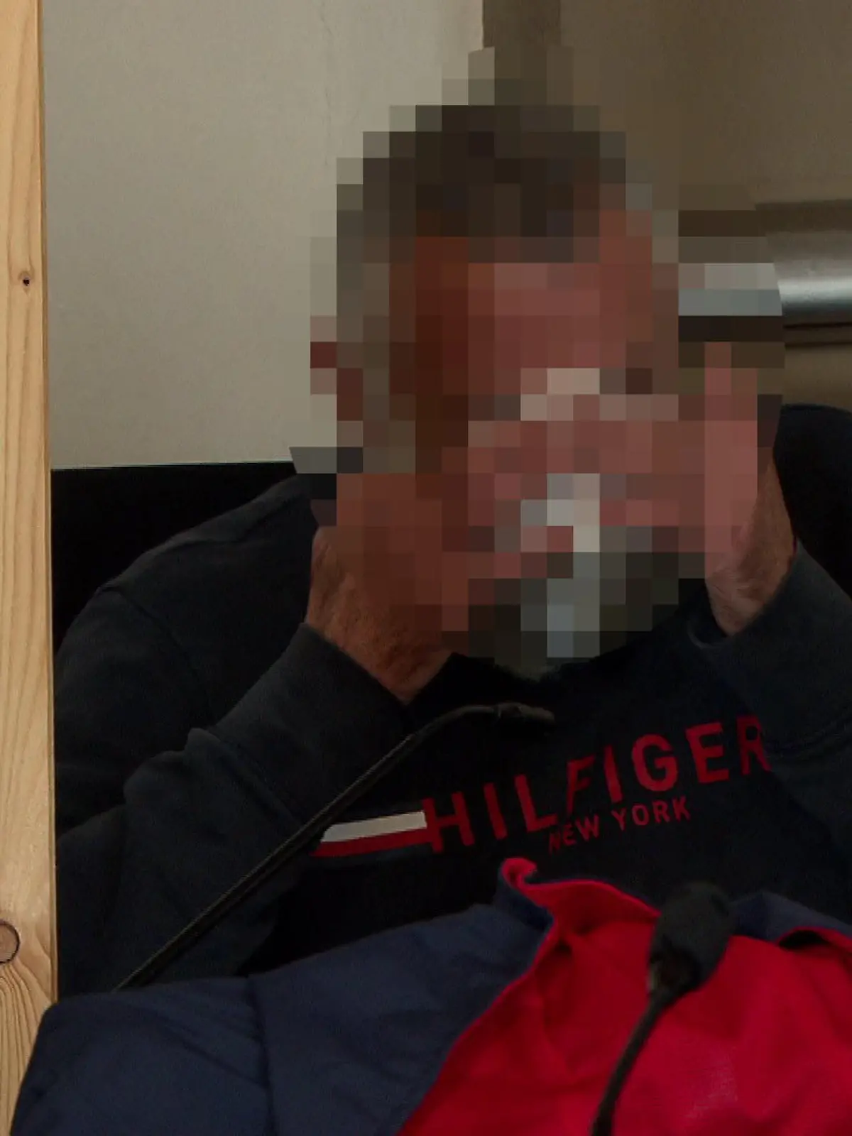 Mohammad E. wird vorgeworfen, seine Ehefrau am 30. März 2022 in der Wohnung in Weyhe erstochen zu haben.