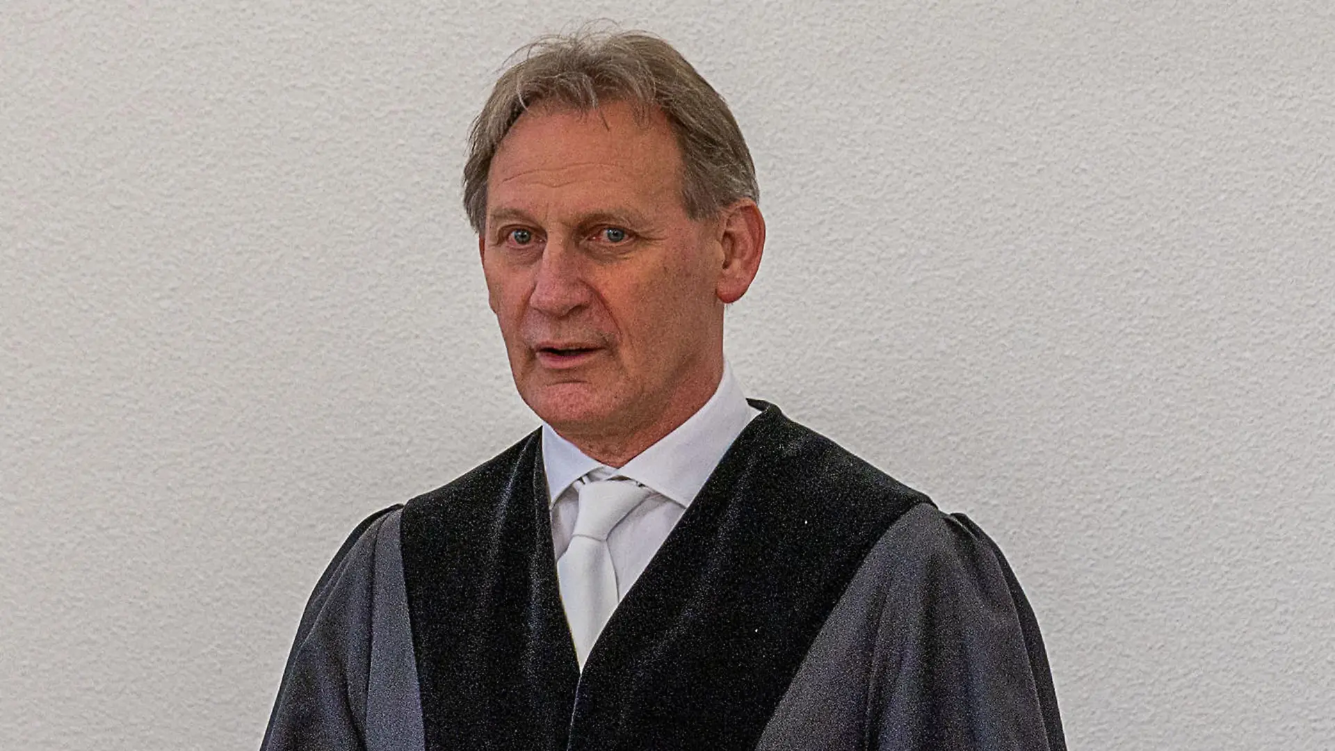 Richter Peter Goebels eröffnet im Gerichtssaal vom Landgericht Rostock die Urteilsverkündung. Für einen 27-jährigen Mann wird das Urteil wegen dreifachen Mordes gesprochen. Er soll seinen Vater, seine Schwester und seine Mutter getötet haben.