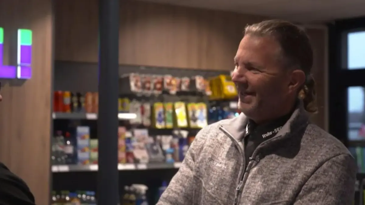 Ein Mann in einer Tankstelle.