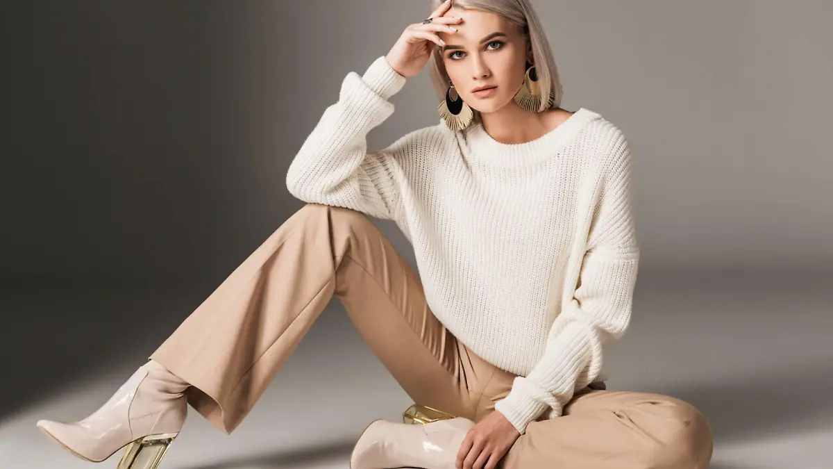 Frau trägt Strickpullover
