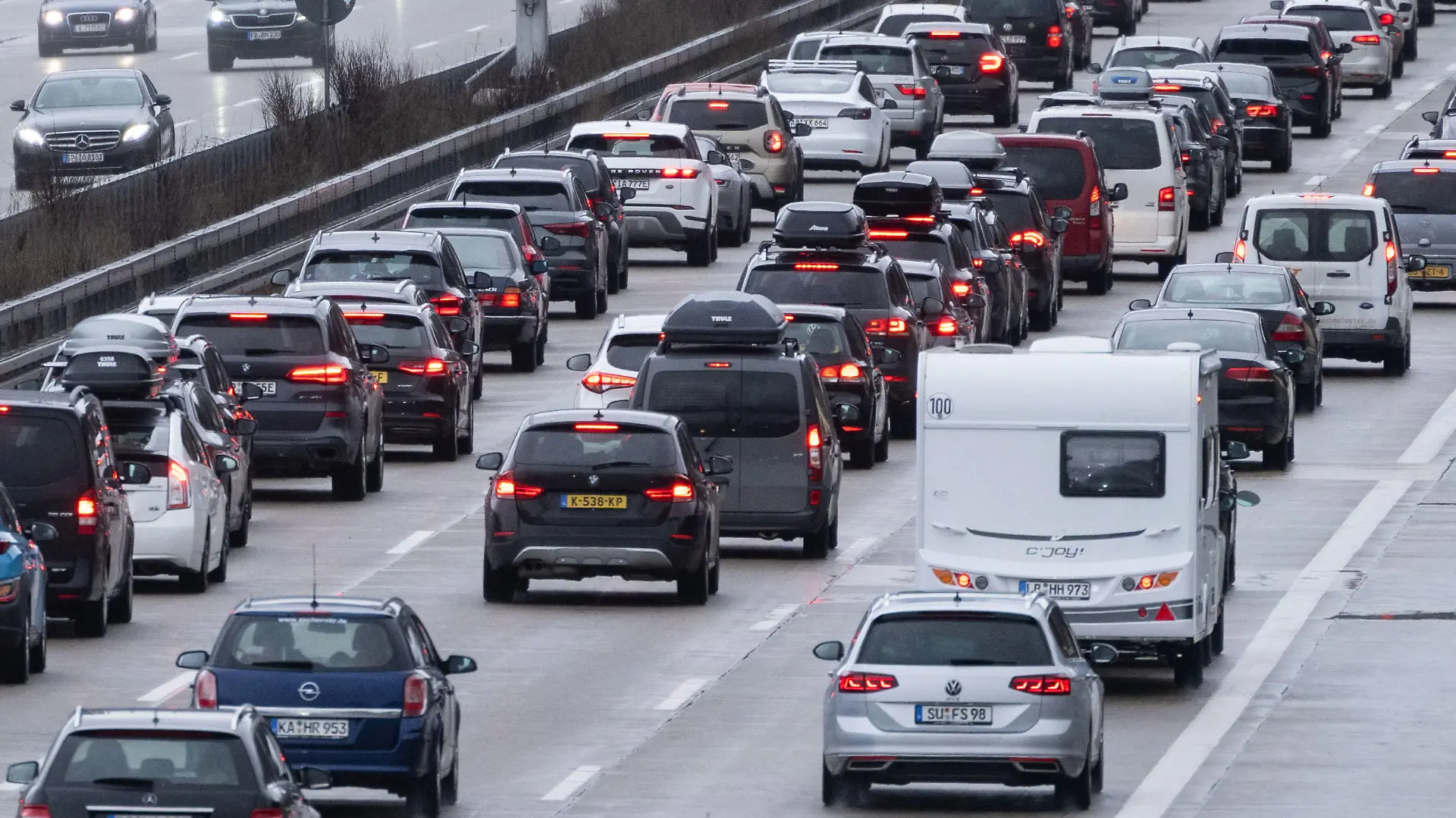 ARCHIV - 23.12.2022, Baden-Württemberg, Gruibingen: Autos stehen auf der Autobahn 8 in Fahrtrichtung München im Stau. Der ADAC erwartet vor dem Weihnachtswochenende Staus auf vielen Autobahnen und den Routen in die Winterurlaubsorte der Alpenländer. (zu dpa: «ADAC: Staus besonders am Freitagnachmittag und Samstagvormittag») Foto: Marijan Murat/dpa +++ dpa-Bildfunk +++