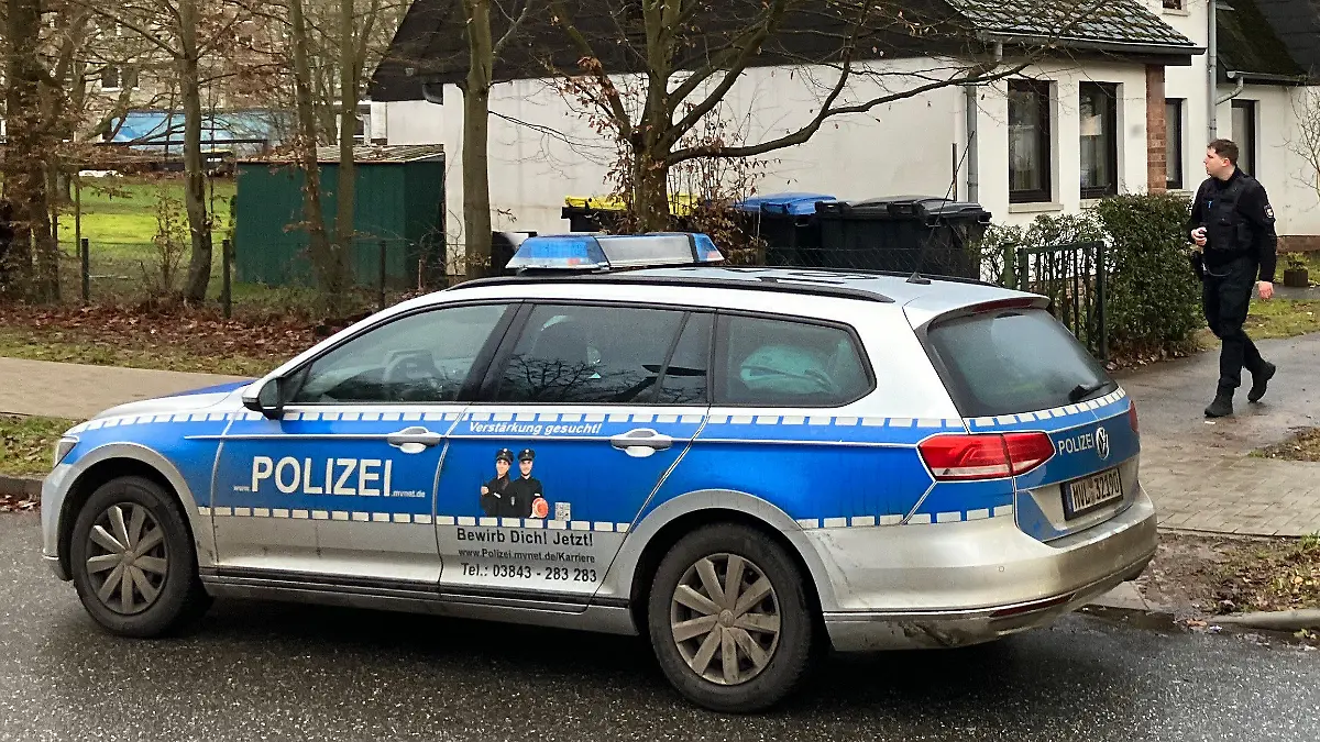 20.12.2023, Mecklenburg-Vorpommern, Schwerin: Ein Polizeiauto steht vor einem Haus. Im Zusammenhang mit einer geplanten Abschiebung gibt es in einer Kirchengemeinde in Schwerin am Mittwochmorgen einen größeren Polizeieinsatz. Die Lage habe sich anders entwickelt als geplant, sagte eine Polizeisprecherin in Schwerin. Es gebe eine mögliche Gefährdungslage. Foto: Frank Pfaff/dpa-Zentralbild/dpa - ACHTUNG: Hausnummer gepixelt +++ dpa-Bildfunk +++