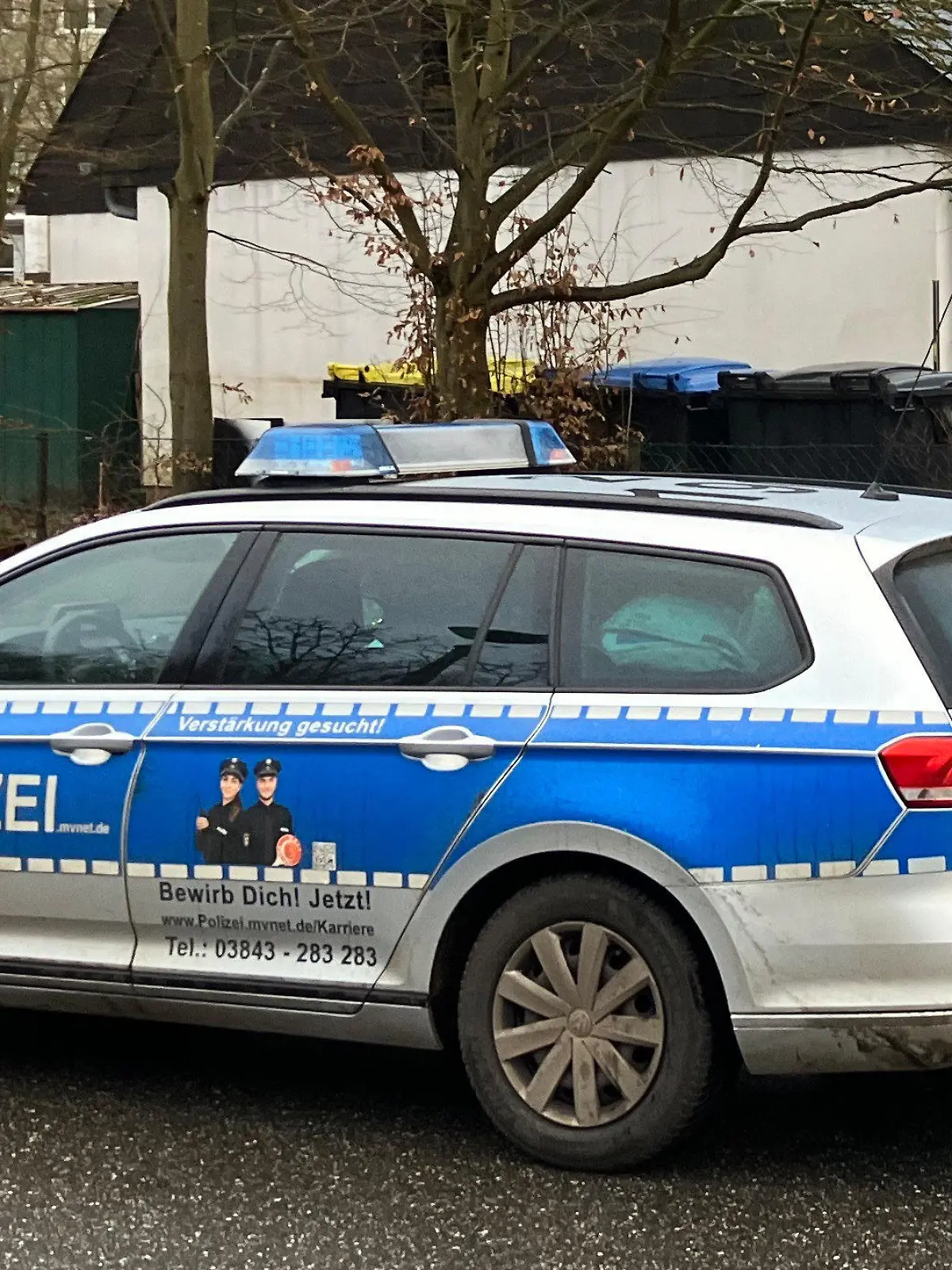20.12.2023, Mecklenburg-Vorpommern, Schwerin: Ein Polizeiauto steht vor einem Haus. Im Zusammenhang mit einer geplanten Abschiebung gibt es in einer Kirchengemeinde in Schwerin am Mittwochmorgen einen größeren Polizeieinsatz. Die Lage habe sich anders entwickelt als geplant, sagte eine Polizeisprecherin in Schwerin. Es gebe eine mögliche Gefährdungslage. Foto: Frank Pfaff/dpa-Zentralbild/dpa - ACHTUNG: Hausnummer gepixelt +++ dpa-Bildfunk +++