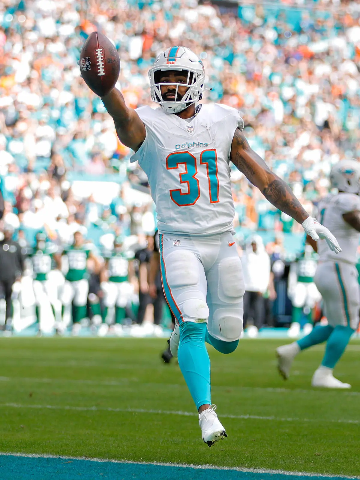 NFL, American Football Herren, USA New York Jets at Miami Dolphins Dec 17, 2023 Miami Gardens, Florida, USA Miami Dolphins running back Raheem Mostert 31 runs the football for a touchdown against the New York Jets during the first quarter at Hard Rock Stadium. Miami Gardens Hard Rock Stadium Florida USA, EDITORIAL USE ONLY PUBLICATIONxINxGERxSUIxAUTxONLY Copyright: xSamxNavarrox 20231217_cc_na2_057