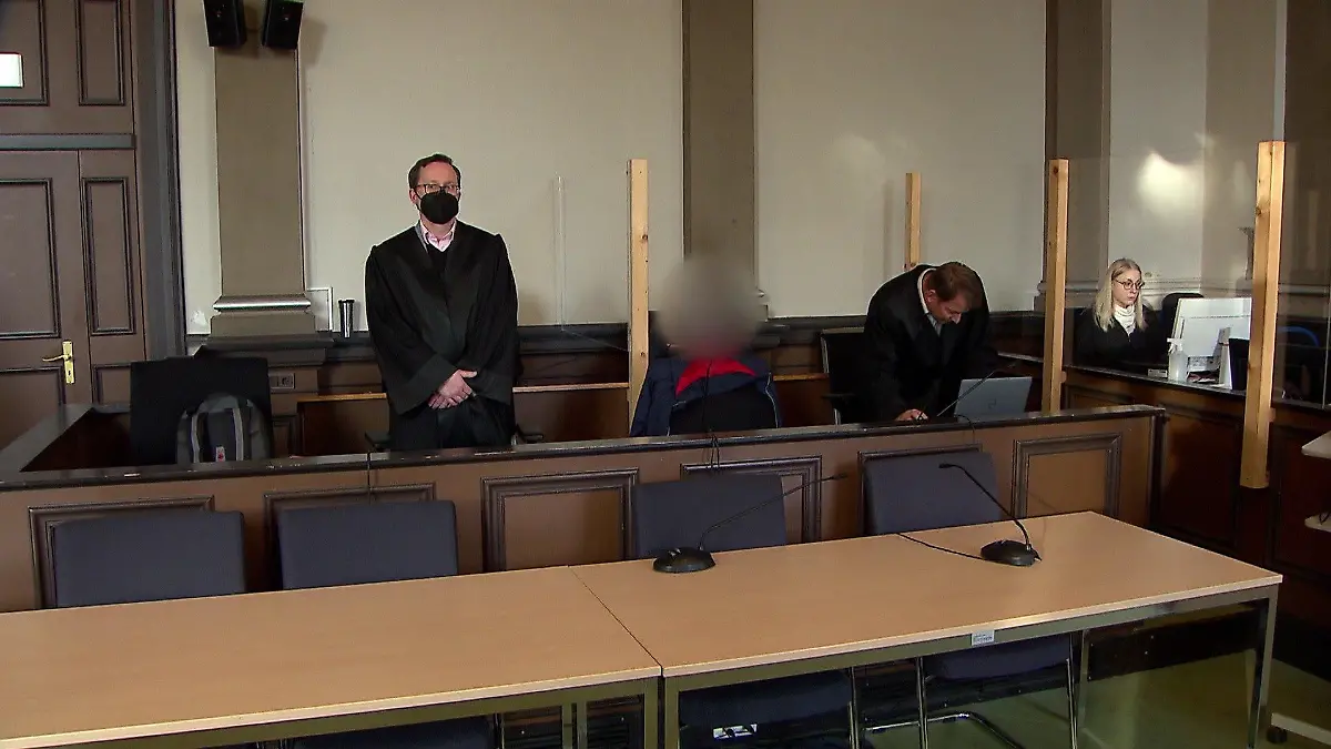 Mohammad E. wurde mit Fußschellen ins Gericht geführt. Ihm wird vorgeworfen, seine Ehefrau erstochen zu haben.