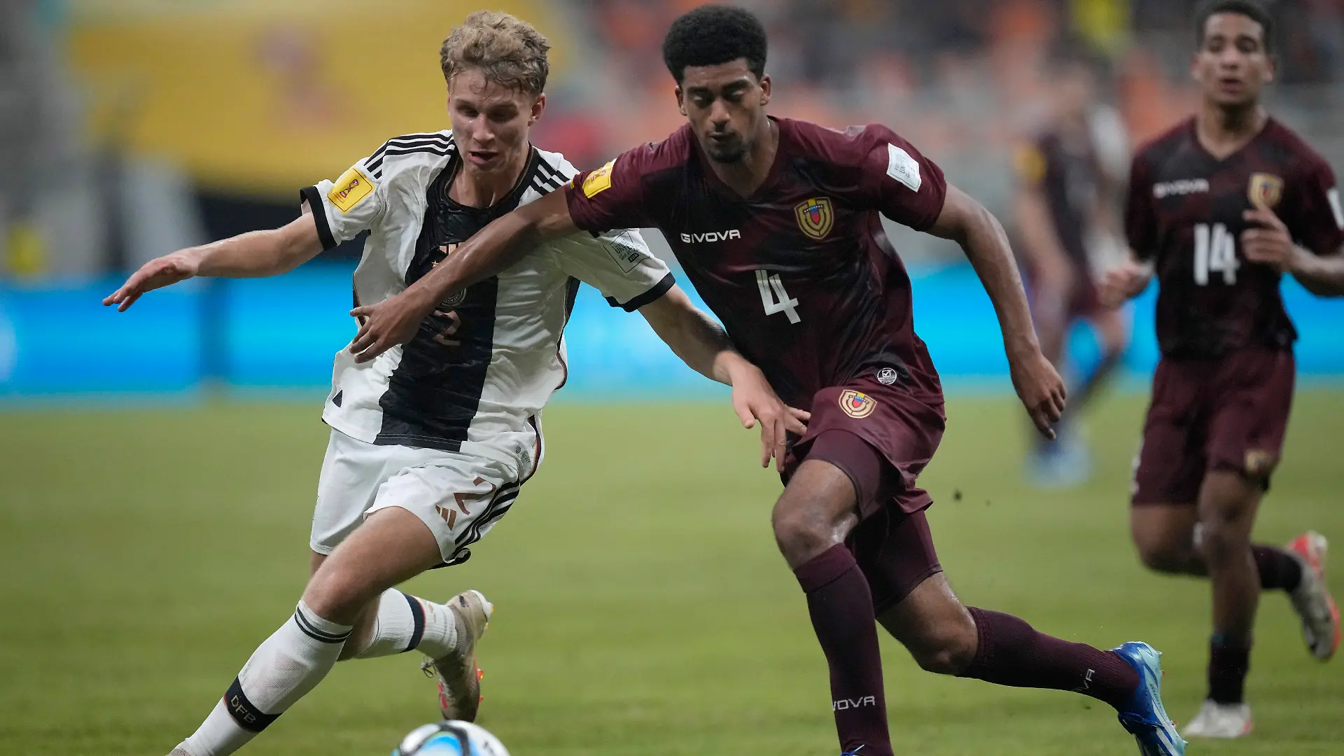 18.11.2023, Indonesien, Jakarta: Fußball, U17-Junioren: WM, Deutschland - Venezuela, Vorrunde, Gruppe F, 3. Spieltag: Kurt Rüger (l) aus Deutschland gegen Yiandro Raap aus Venezuela. Foto: Achmad Ibrahim/AP/dpa +++ dpa-Bildfunk +++