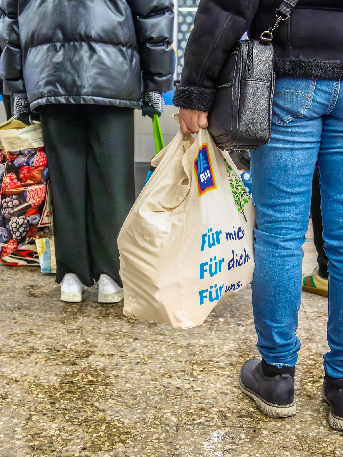 Vorräte einkaufen, Kunden tragen Tüten mit Lebensmitteln heim, Schneechaos, München, 4. Dezember 2023 Deutschland, München, 4. Dezember 2023, Vorräte an Lebensmitteln einkaufen, Passanten mit vollen Einkaufstüten, Wintereinbruch, München versinkt im Schnee, Symbolfoto Notvorräte anlegen, Winter, Schneechaos, 2023, Bayern, *** Shopping for supplies, customers carry bags of groceries home, snow chaos, Munich, December 4, 2023 Germany, Munich, December 4, 2023, shopping for groceries, passers-by with full shopping bags, onset of winter, Munich drowning in snow, symbolic photo stockpiling emergency supplies, winter, snow chaos, 2023, Bavaria,