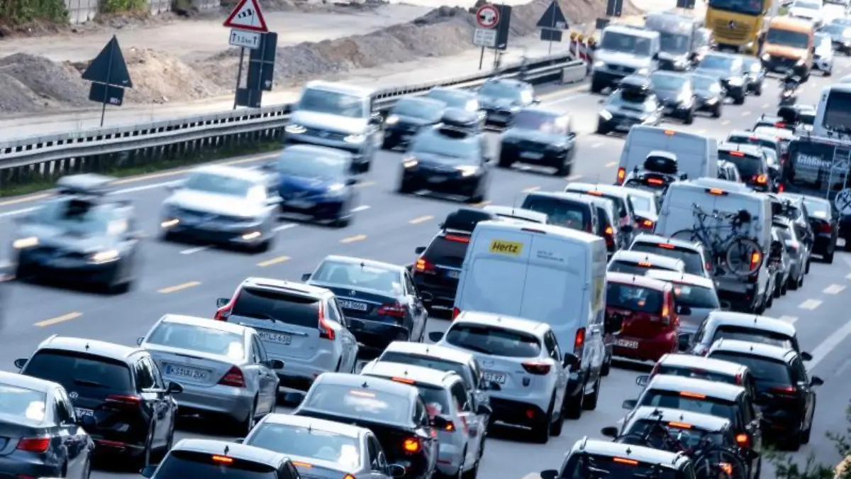 Fahrzeuge stehen im Stau auf der Autobahn A7