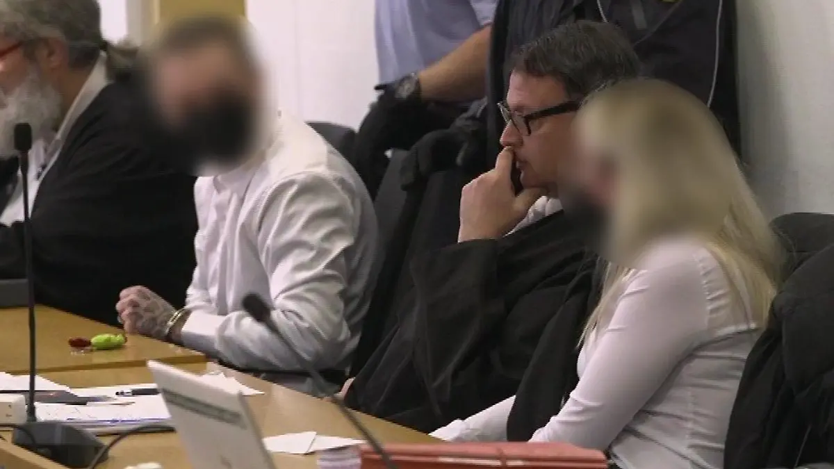 In teils widersprüchlichen Aussagen bezichtigen sich die Angeklagten, wer die treibende Kraft hinter den Taten gewesen seien soll.
