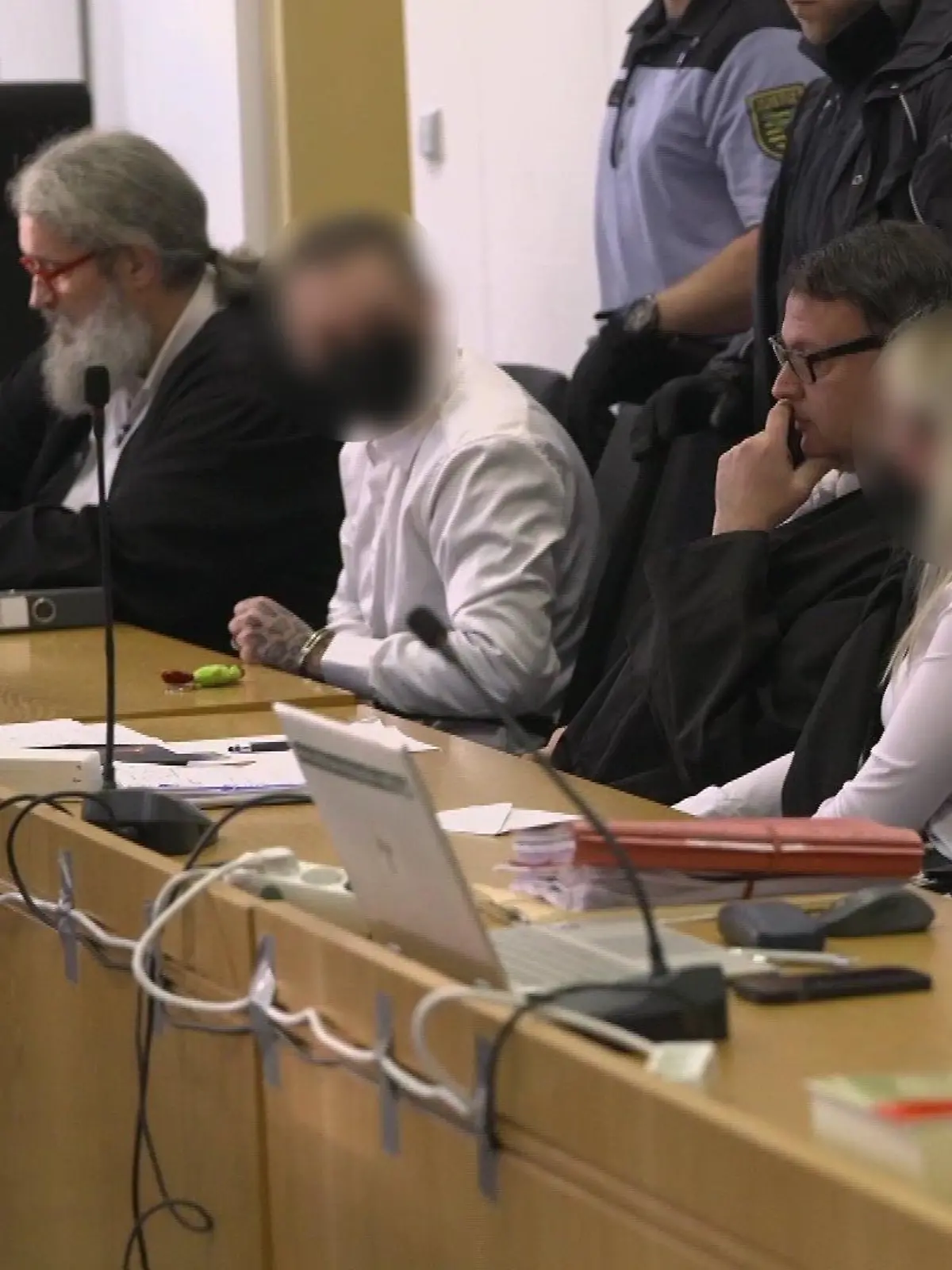 In teils widersprüchlichen Aussagen bezichtigen sich die Angeklagten, wer die treibende Kraft hinter den Taten gewesen seien soll.