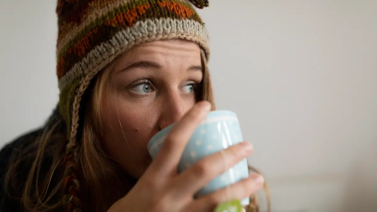  Ill young woman drinking tea in bed at home model released Symbolfoto property released PUBLICATIONxINxGERxSUIxAUTxHUNxONLY GUSF02519
