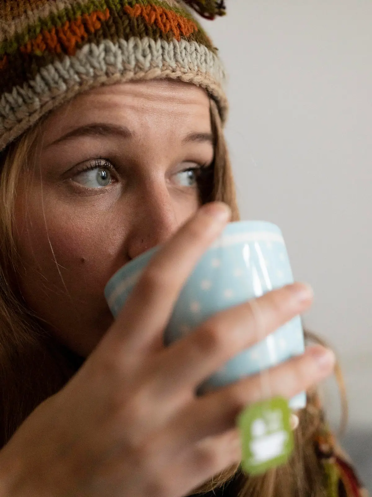  Ill young woman drinking tea in bed at home model released Symbolfoto property released PUBLICATIONxINxGERxSUIxAUTxHUNxONLY GUSF02519