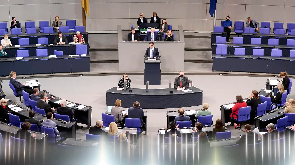 Plenarsitzung im Bundestag in Berlin Cem Özdemir Bundesminister für Ernährung und Landwirtschaft, Bündnis 90/Die Grünen während der Sitzung des Deutschen Bundestags am 13.10.2022 in Berlin. Berlin Bundestag Berlin Deutschland *** Plenary session in the Bundestag in Berlin Cem Özdemir Federal Minister of Food and Agriculture, Bündnis 90 Die Grünen during the session of the German Bundestag on 13 10 2022 in Berlin Berlin Bundestag Berlin Germany