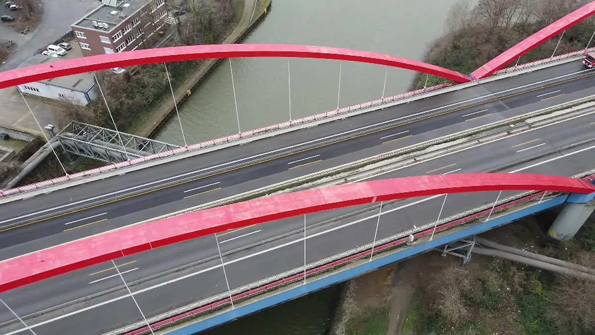doppeldildo auf der autobahnbrücke Eine Brücke führt ins Nirgendwo main image 0
