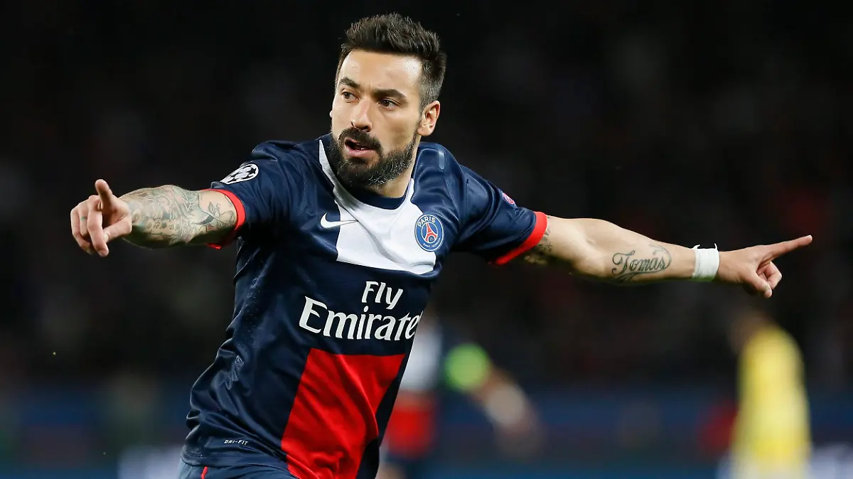 epa04151386 Paris Saint Germain player Ezequiel Lavezzi celebrates scoring a goal during the UEFA Champions League quarter final first leg soccer match between Paris Saint Germain and Chelsea FC at the Parc des Princes stadium, in Paris, France, 02 April 2014. EPA/IAN LANGSDON +++(c) dpa - Bildfunk+++