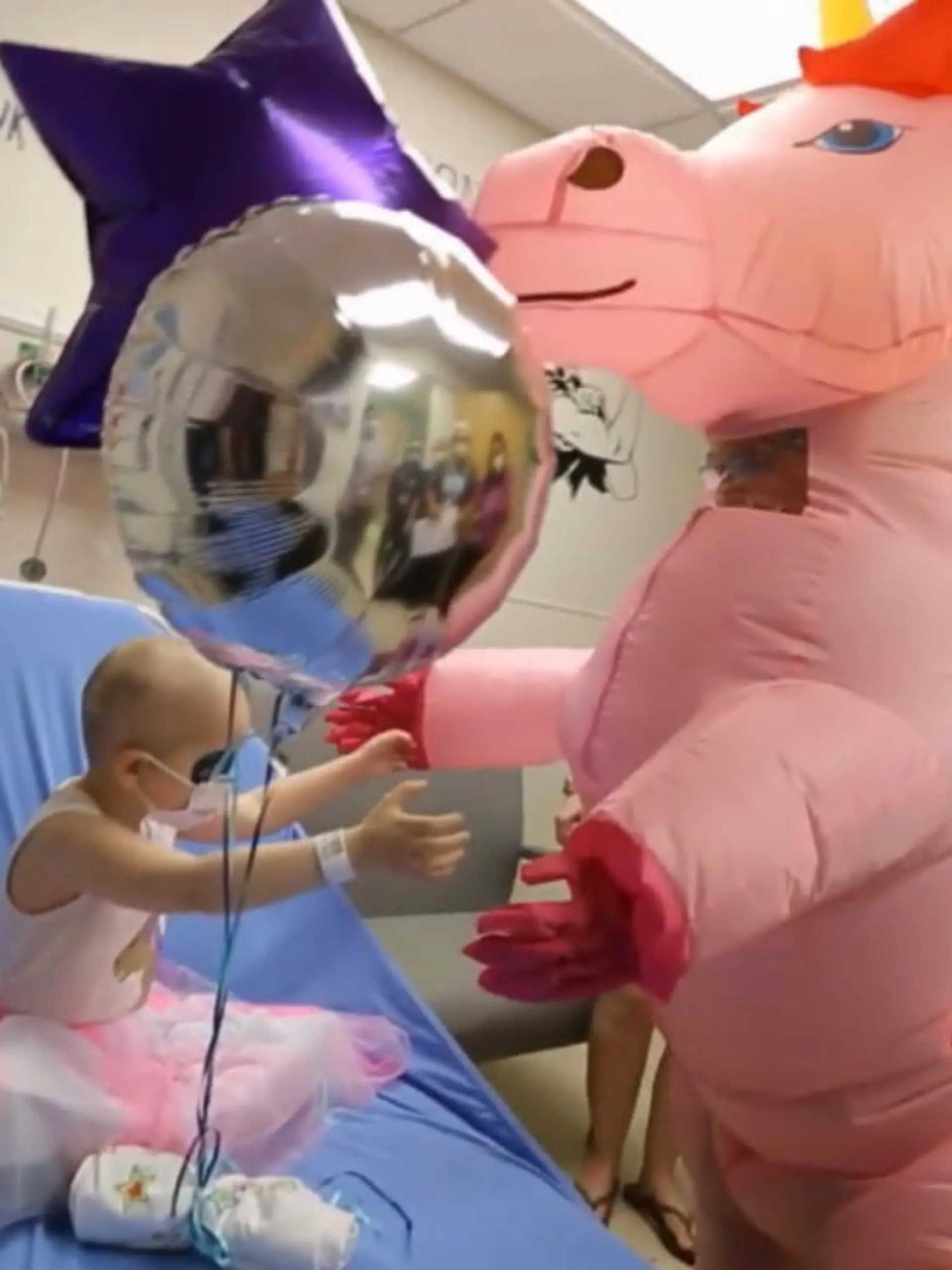 Acht lange Monate musste die kleine Kayla im Krankenhaus ausharren und Chemo über sich ergehen lassen. Doch nun darf die 4-Jährige endlich nach Hause. Ihr behandelnder Arzt Santosh Upadhyaya hat sich für dieses besondere Ereignis ganz besonders angezogen - und überrascht seine Patientin im Einhornkostüm.