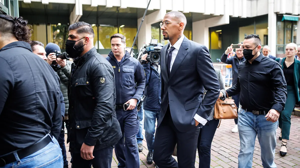 Fußballspieler Jerome Boateng (M) kommt mit seinen Anwälten und Bodyguards zum Berufungsprozess gegen ihn im Landgericht München I an.