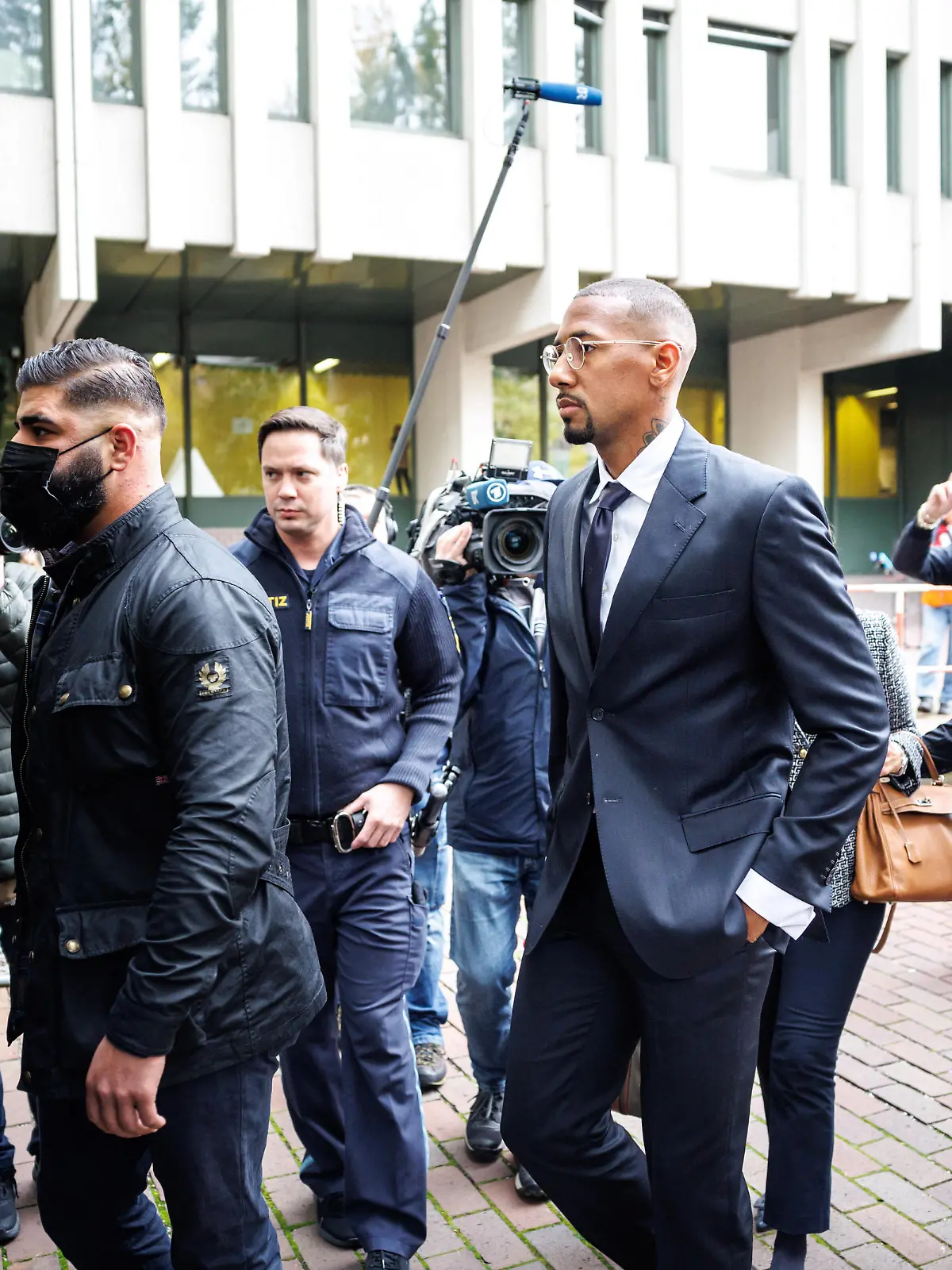 Fußballspieler Jerome Boateng (M) kommt mit seinen Anwälten und Bodyguards zum Berufungsprozess gegen ihn im Landgericht München I an.