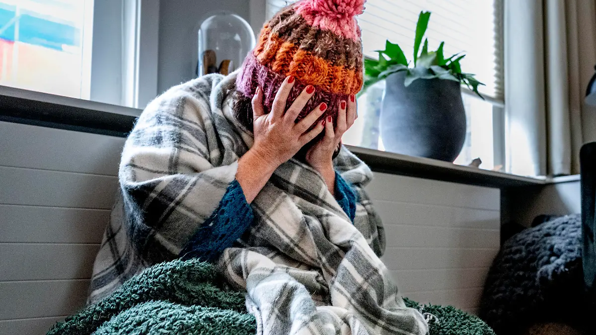 ILLUSTRATIVE - A woman is sitting with a blanket in her home because of the high gas and energy prices, they have to start shutting down. Now that inflation is unprecedentedly high and more and more families and companies are in danger of getting into trouble due to the high energy prices, the government is proposing a temporary price ceiling for gas and electricity. Robin Utrecht
