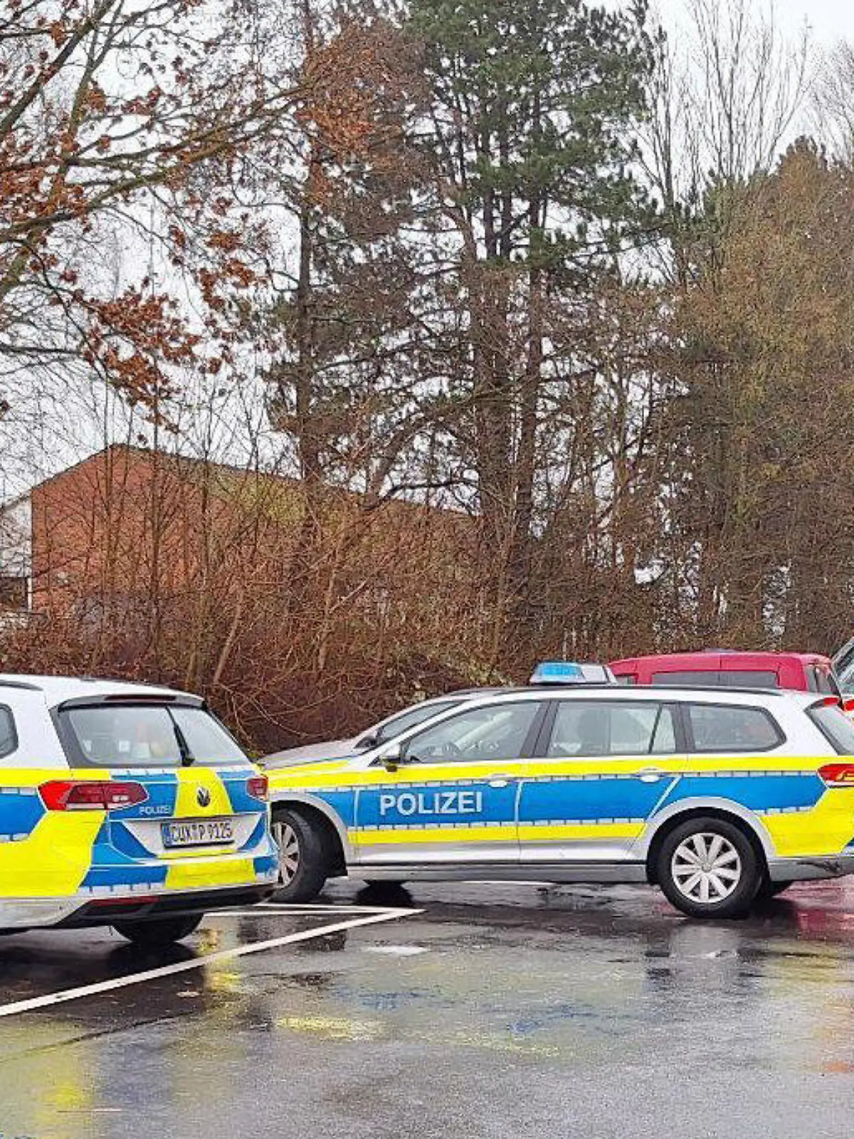 21.12.2023, Niedersachsen, Cuxhaven: Polizeiautos und ein Krankenwagen stehen nahe einer Schule. Vor den Augen ihrer Mitschüler hat eine Jugendliche am Donnerstagmorgen ein anderes Mädchen in einer Grund- und Hauptschule im Ortsteil Lüdingworth mit einem Messer schwer verletzt. Foto: Kai Moorschlatt/Nord-West-Media TV /dpa +++ dpa-Bildfunk +++