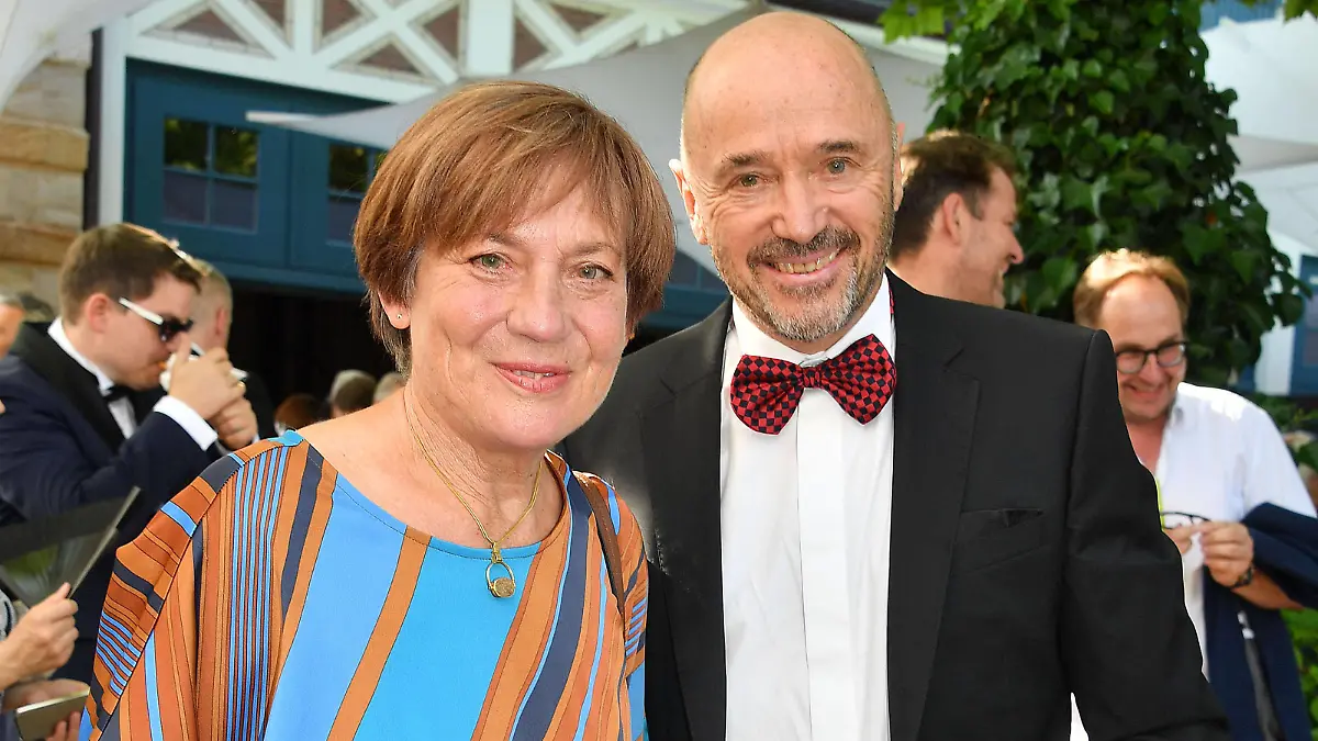 Christian Neureuther und Rosi Mittermaier bei der Eroeffnung der Bayreuther Festspiele am 25.07.2019 im Festspielhaus in Bayreuth Rosi Mittermaier ist am 4.01.2023 nach schwerer Krankheit im Kreise der Familie gestorben *** Christian Neureuther and Rosi Mittermaier at the opening of the Bayreuth Festival on 25 07 2019 in the Festspielhaus in Bayreuth Rosi Mittermaier died on 4 01 2023 after a serious illness in the circle of the family PUBLICATIONxINxGERxSUIxAUTxONLY