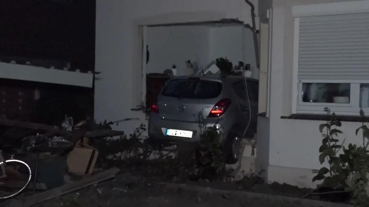 Das Auto raste frontal in die Hauswand.