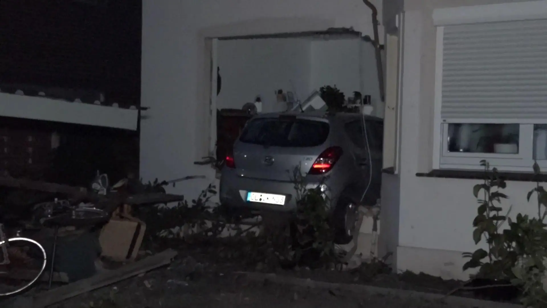 Das Auto raste frontal in die Hauswand.