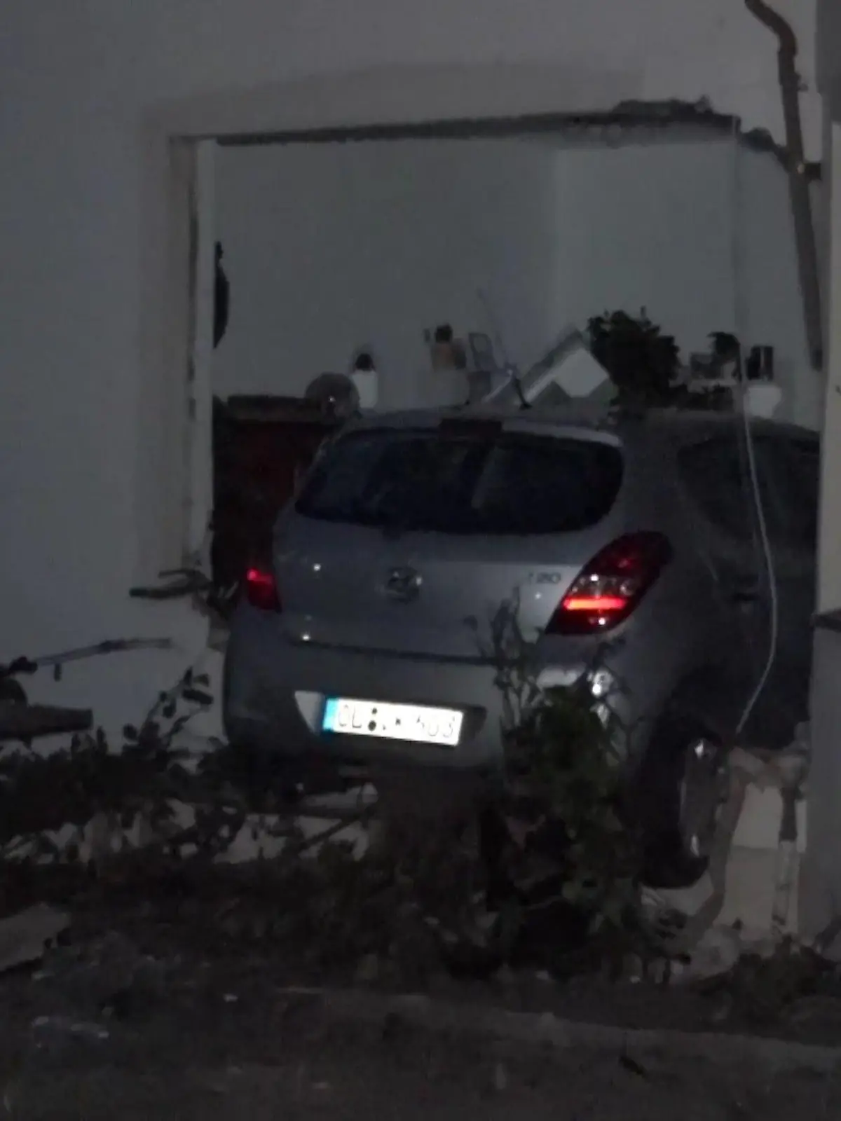 Das Auto raste frontal in die Hauswand.